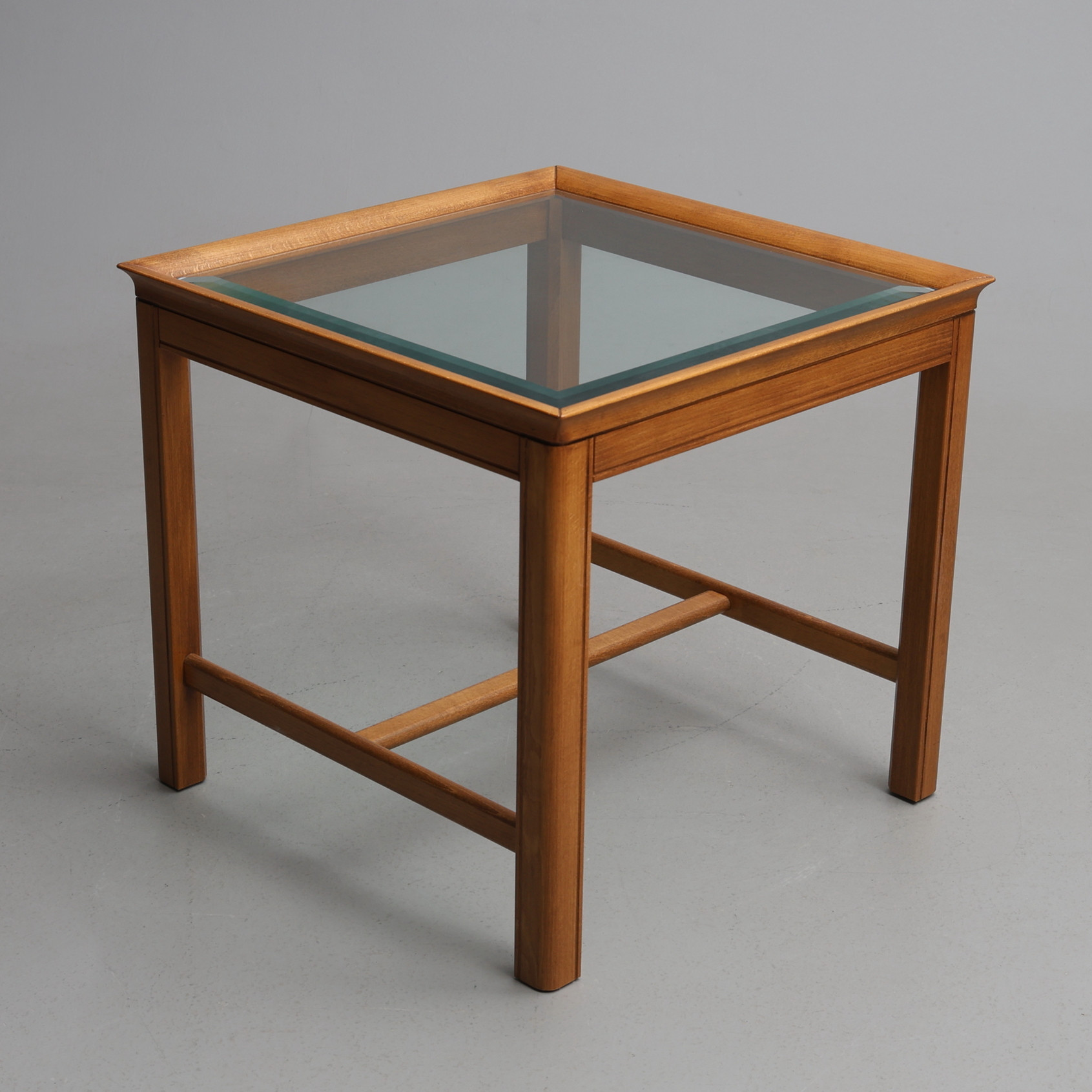 BORD, med glasskiva, 1900-tal.