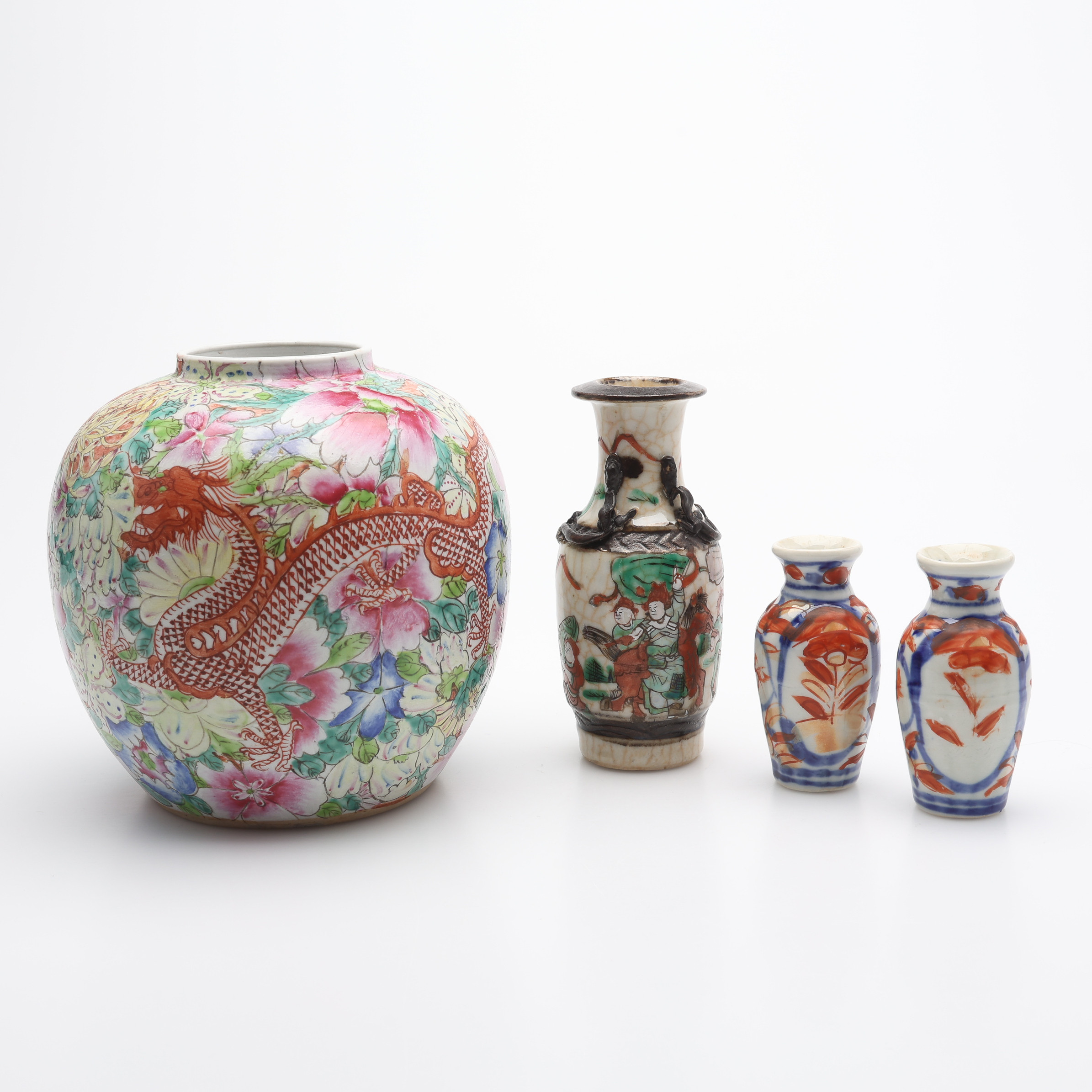 VASER, FYRA STYCKEN, JAPAN OCH KINA, OMKRING 1900-TALETS MITT.