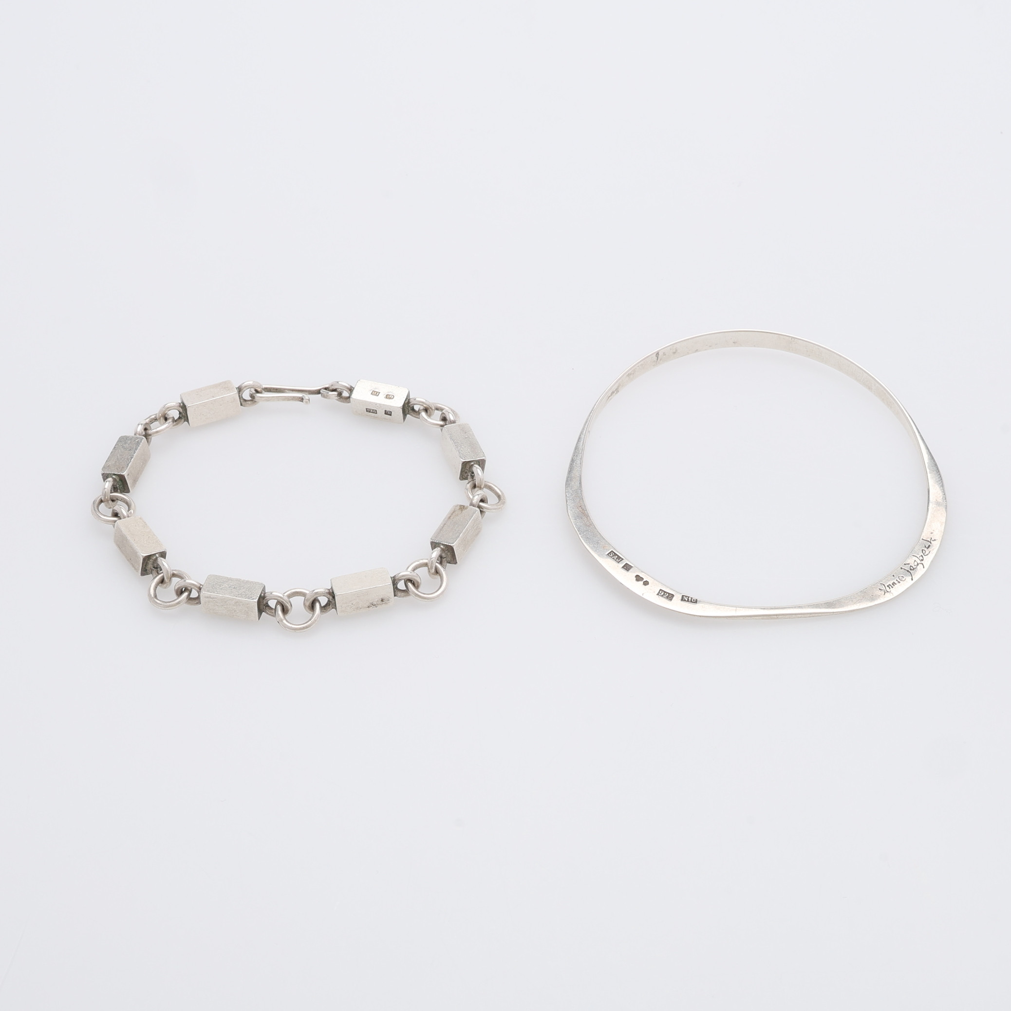 LUNDENSISKT SILVERSMIDE, 2 ST ARMBAND, ANNIE JÄGBECK OCH CLAES PAULSSON, 1987 OCH 2007.