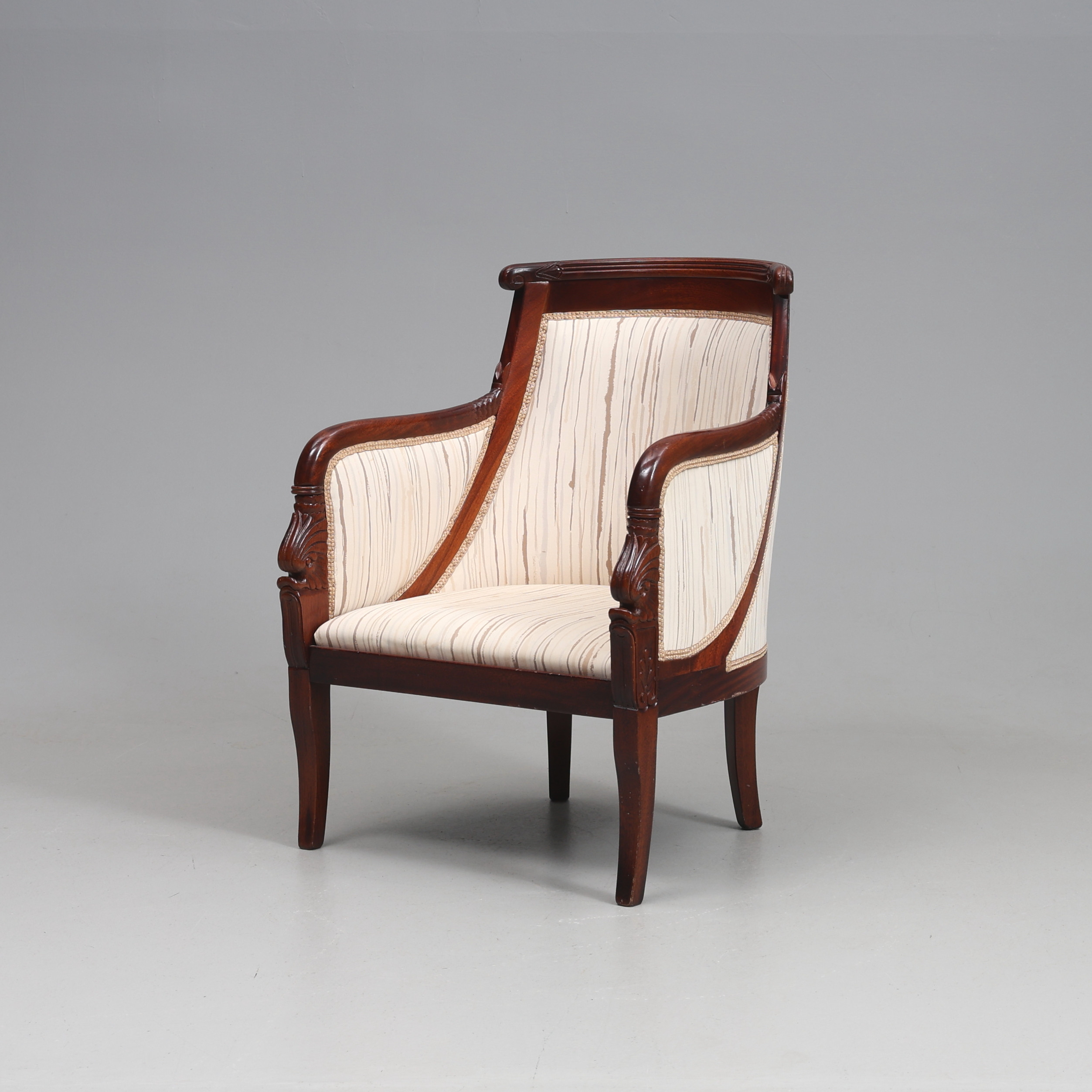 FÅTÖLJ/KARMSTOL, mahogny/textil, empirstil 1900-talets första hälft.