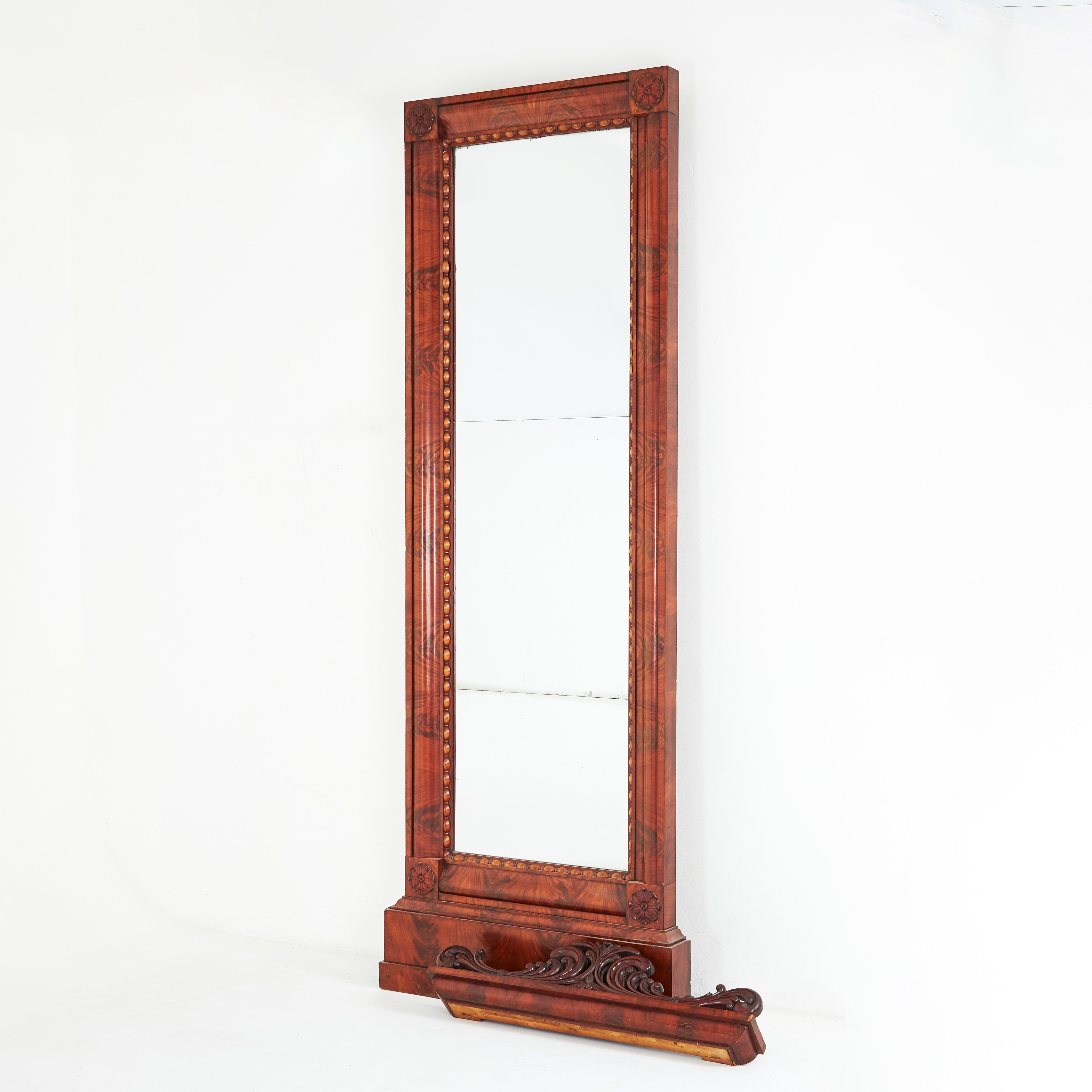 SPEGEL, 1800-talets andra hälft, fanér i mahogny, tredelat spegelglas.