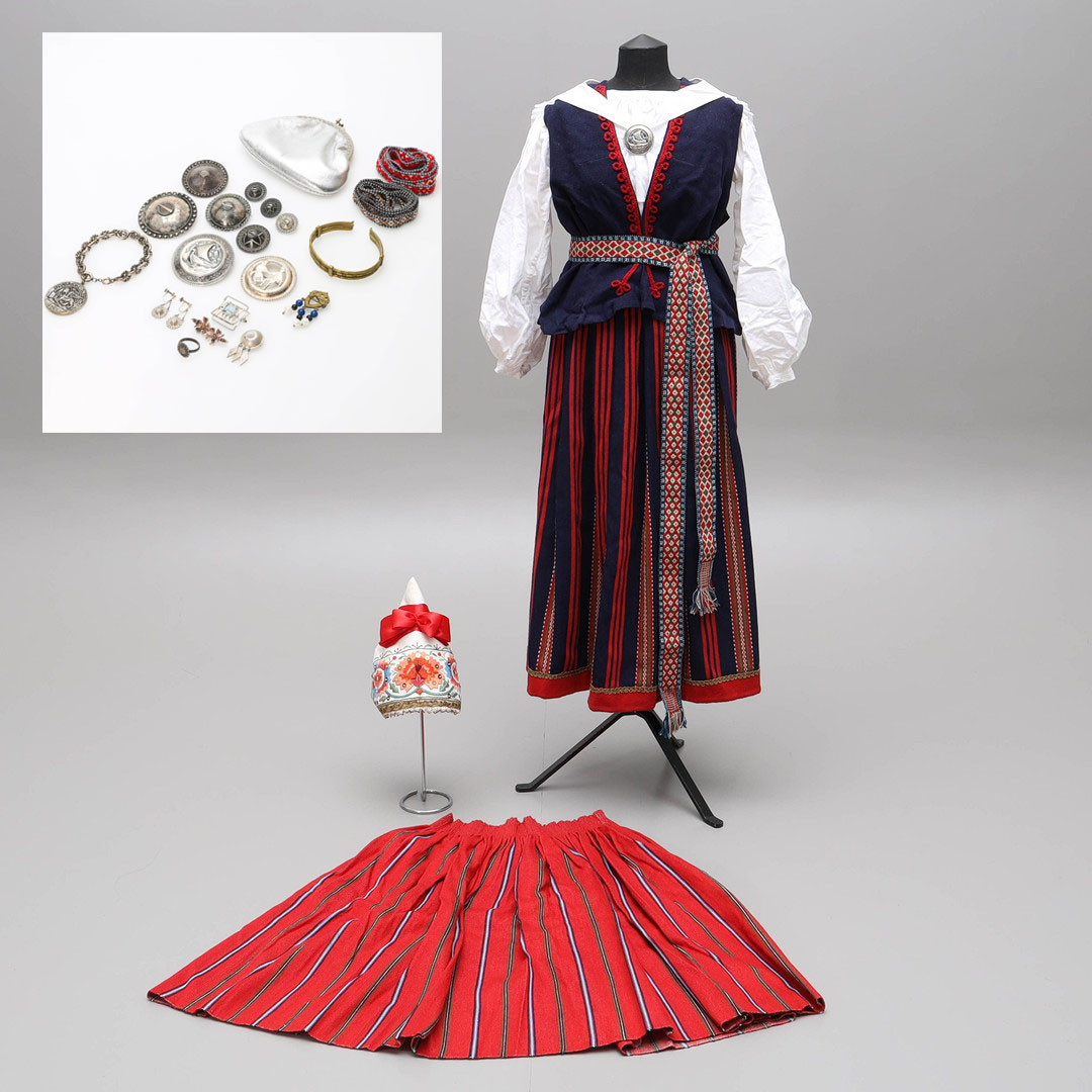 FOLKDRÄKT samt DRÄKTSMYCKEN, Estland 1900-tal.