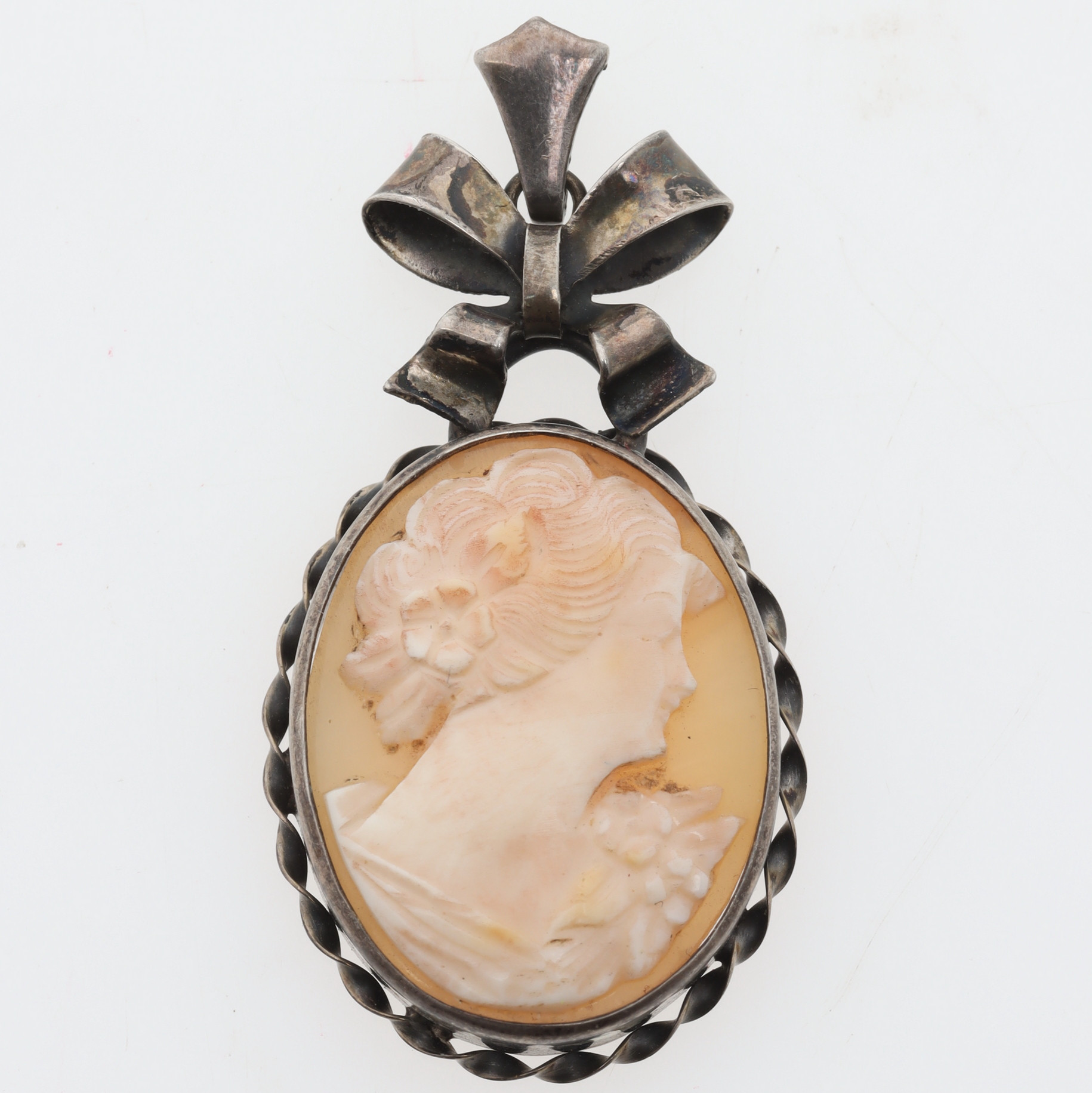CAMÉHÄNGE, silver med snäckskalscamé, Alton Guldvaru Ab, 1940-tal.