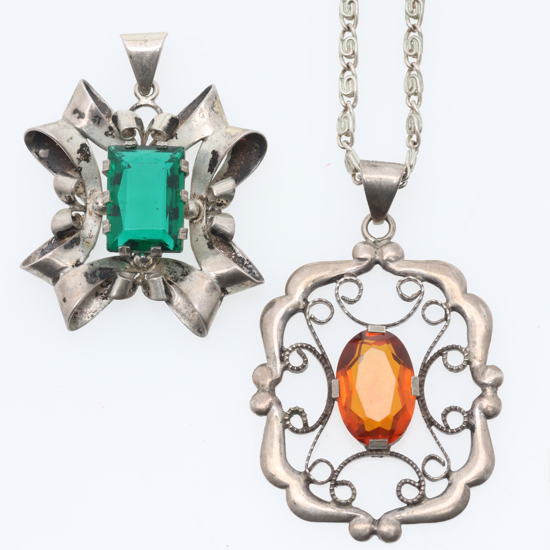 HÄNGEN, 2 st, med kedja, silver, bl.a. Victor Janson guldvaru.