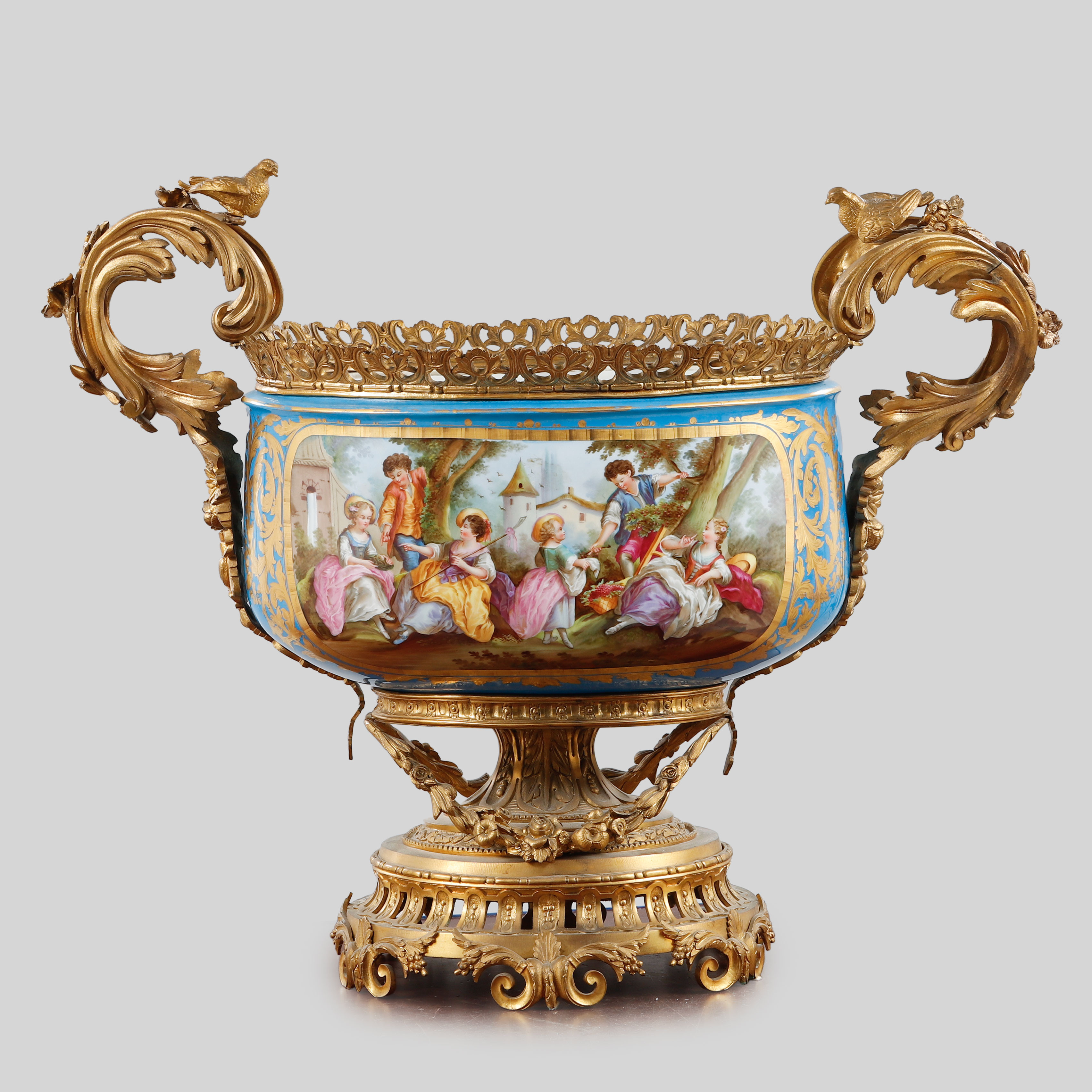 PRAKTSKÅL, porslin och mässing, 1800-tal.