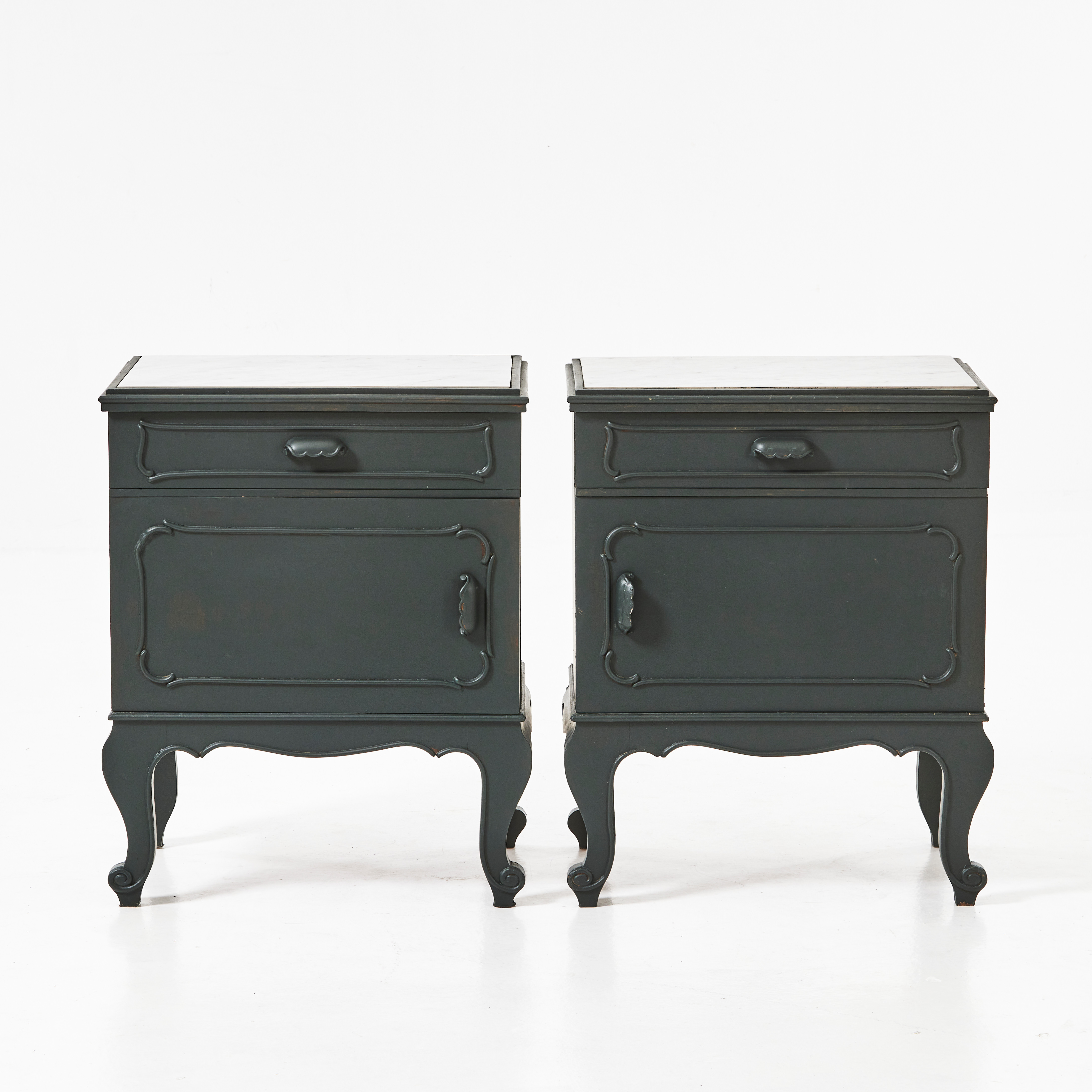 SÄNGBORD, 1 par, 1930/40-tal, toppskivor med kakelplattor, bemålade.