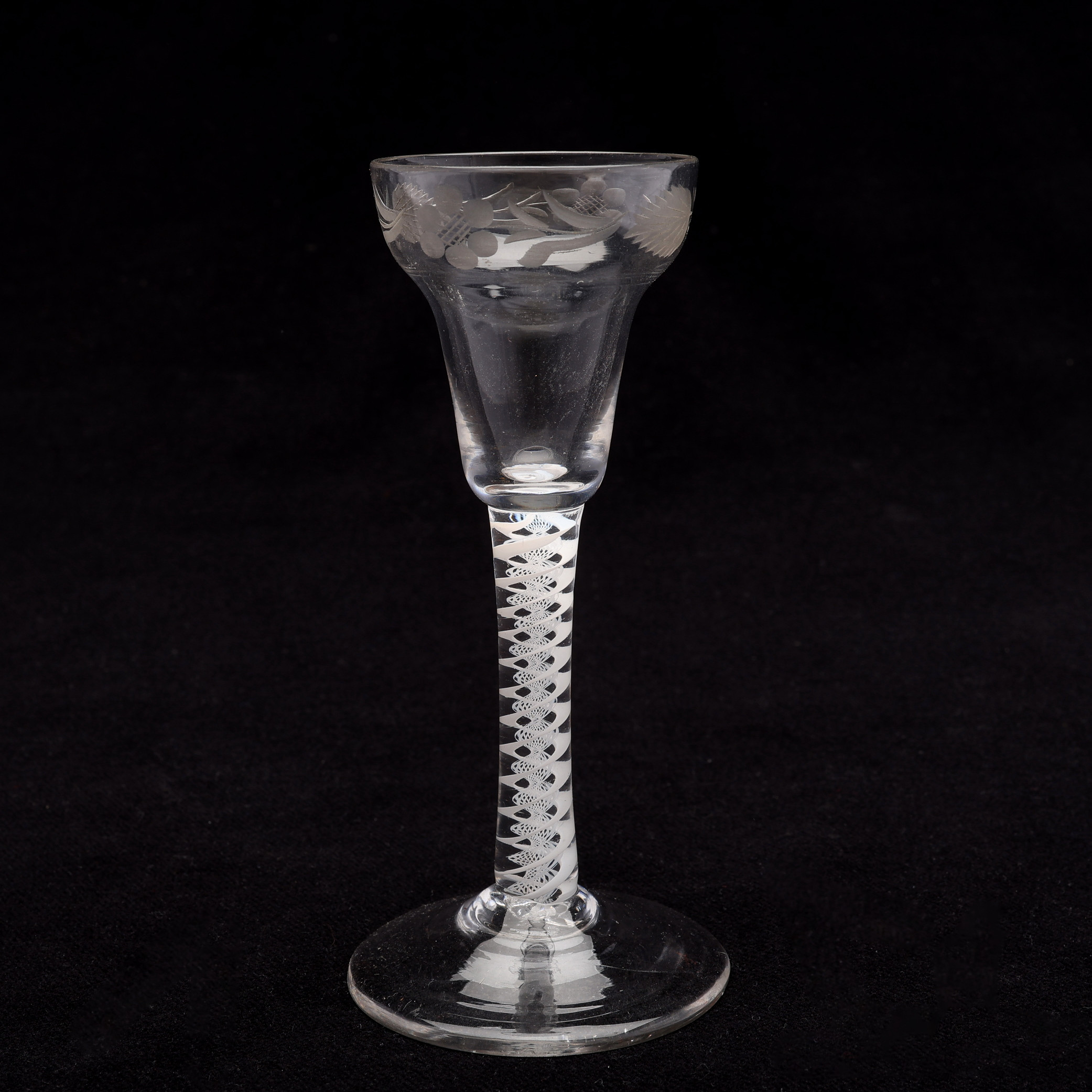 VINGLAS MED INNESLUTEN DUBBEL SPIRAL I STÄLJKEN/WINE GLASS, OPAQUE DOUBLE TWIST. GEORGE III, 1700-TAL.