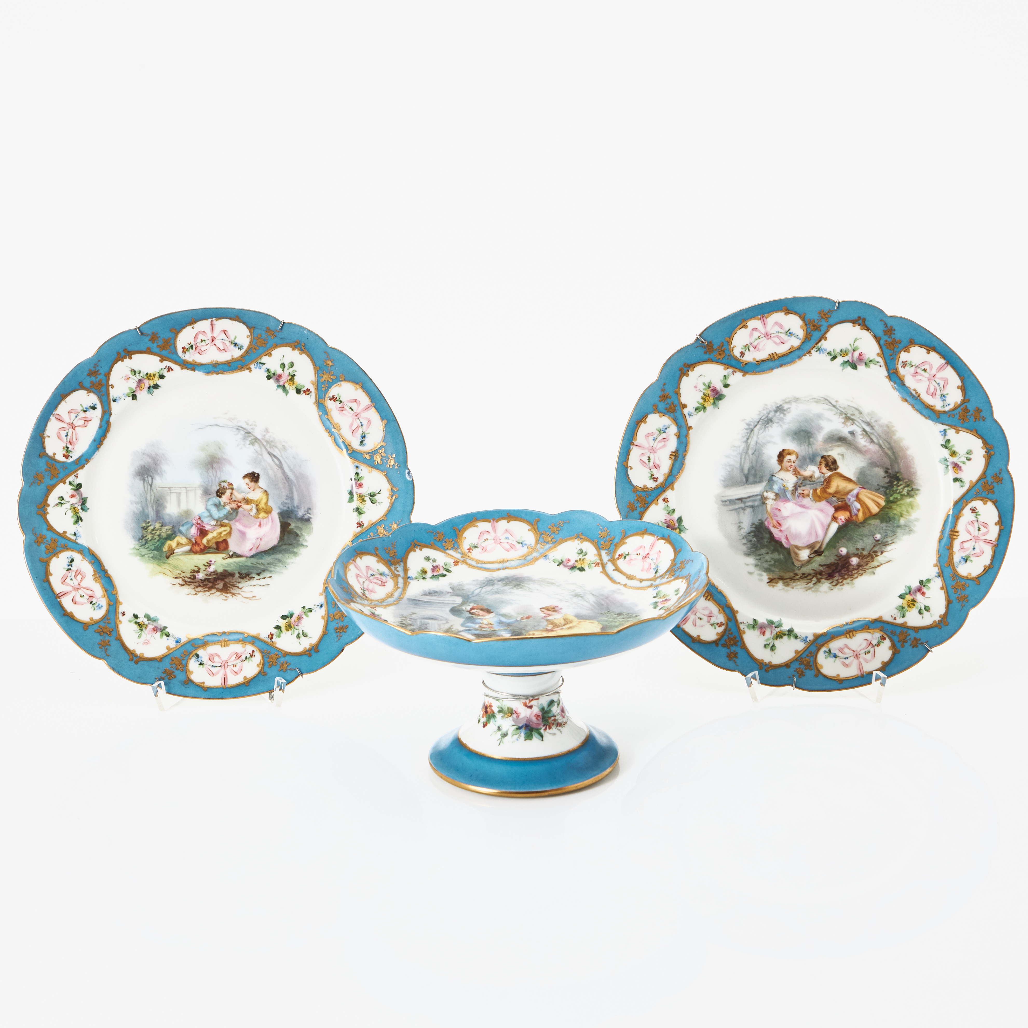FAT PÅ FOT, TALLRIKAR, 3 dlr., porslin, omkring år 1900, Sèvresliknande märke, polykrom dekor av figurscener, detaljer i guld.