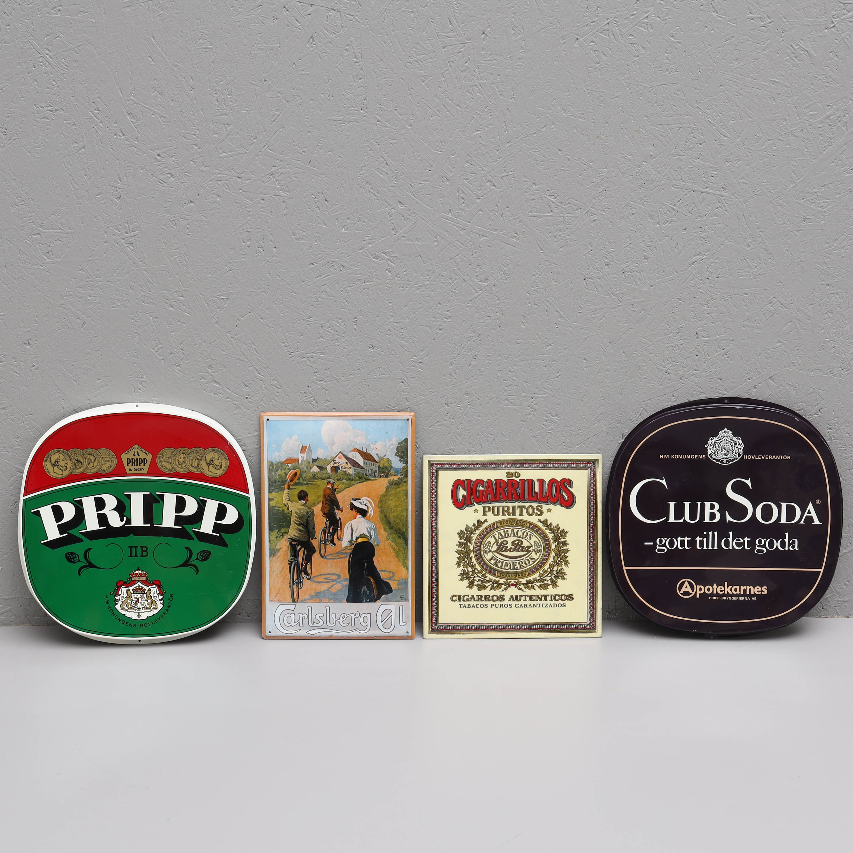 REKLAMSKYLTAR, 4 st, litograferad plåt, "Carlsberg", "Pripp/Pripps", "Club Soda", och "Cigarillos".
