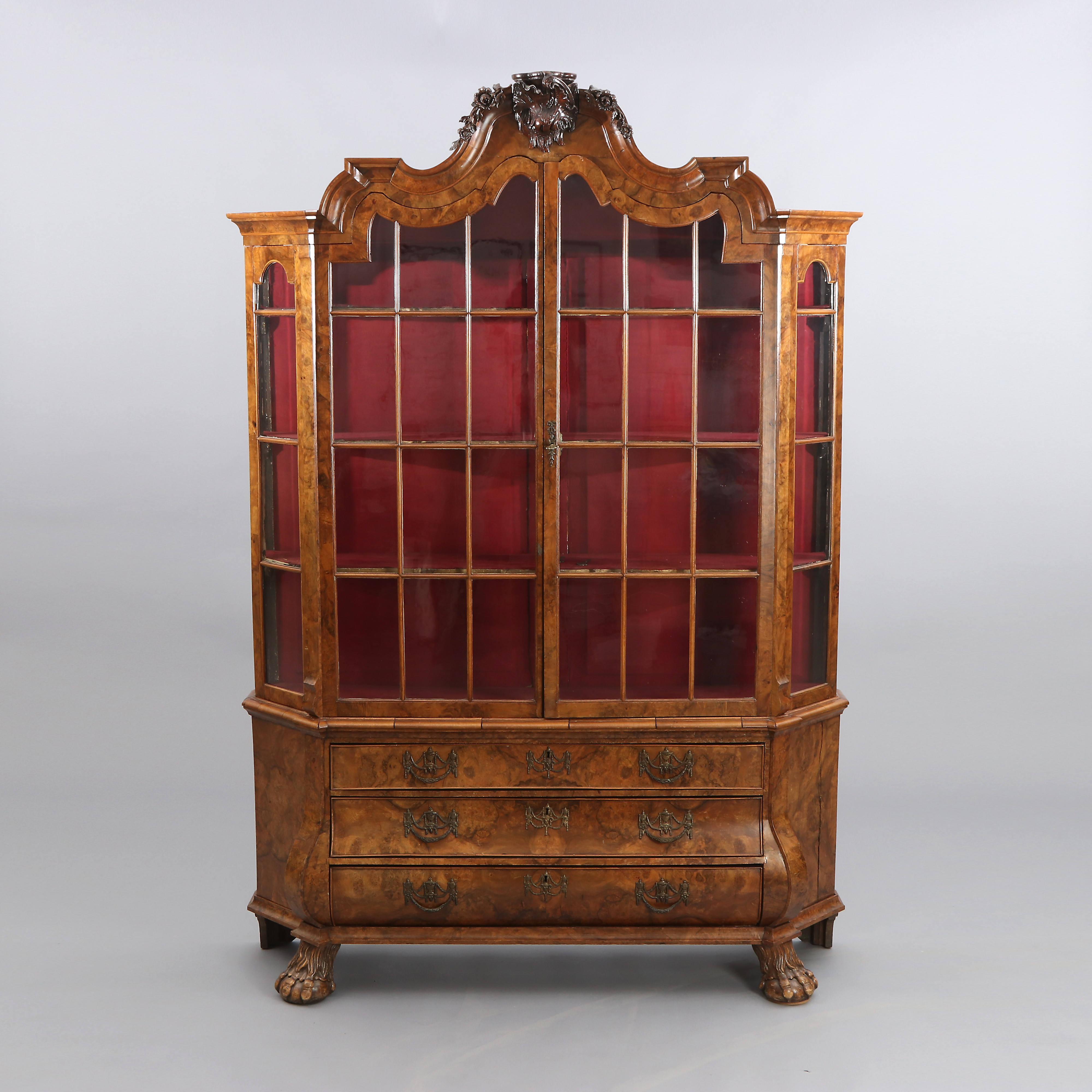 VITRINSKÅP. Valnötsrot. Holland, 1700-tal.