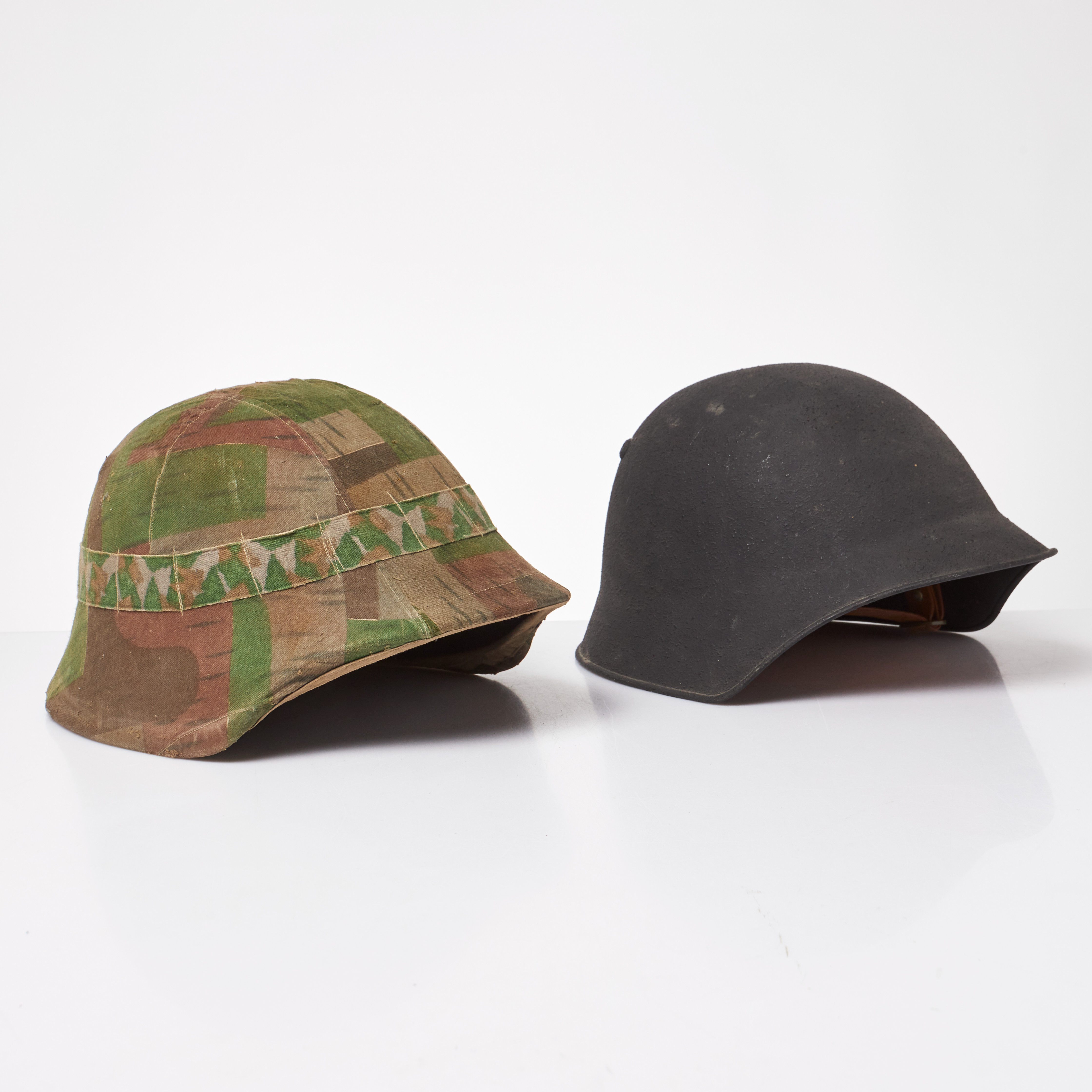 HJÄLMAR. 2 st, Schweiz, M/1918/40, vändbart överdrag, efter 1943.