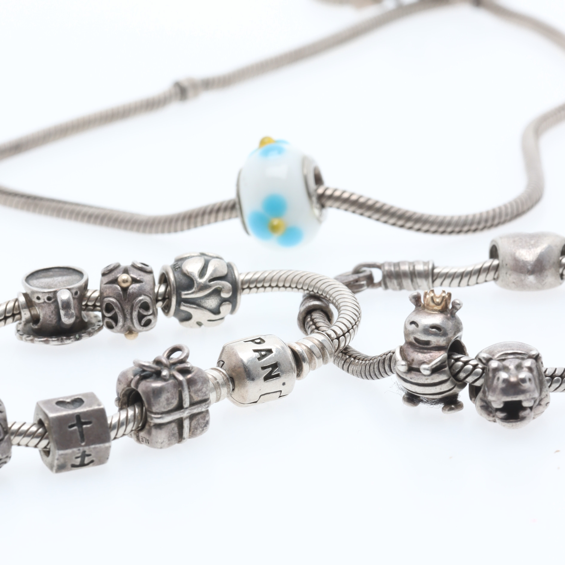 COLLIER & ARMBAND, 3 delar, sterlingsilver, med berlocker, Pandora.