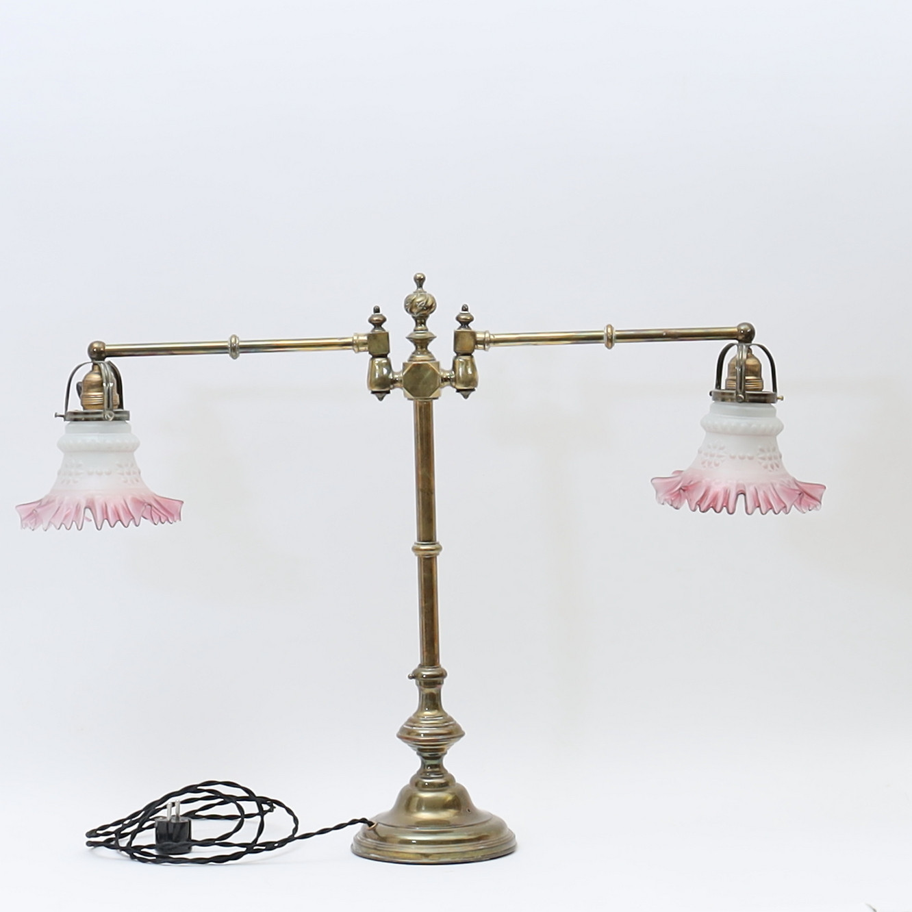 BORDSLAMPA, jugend, tidigt 1900-tal, mässing med veckade skärmar i glas.