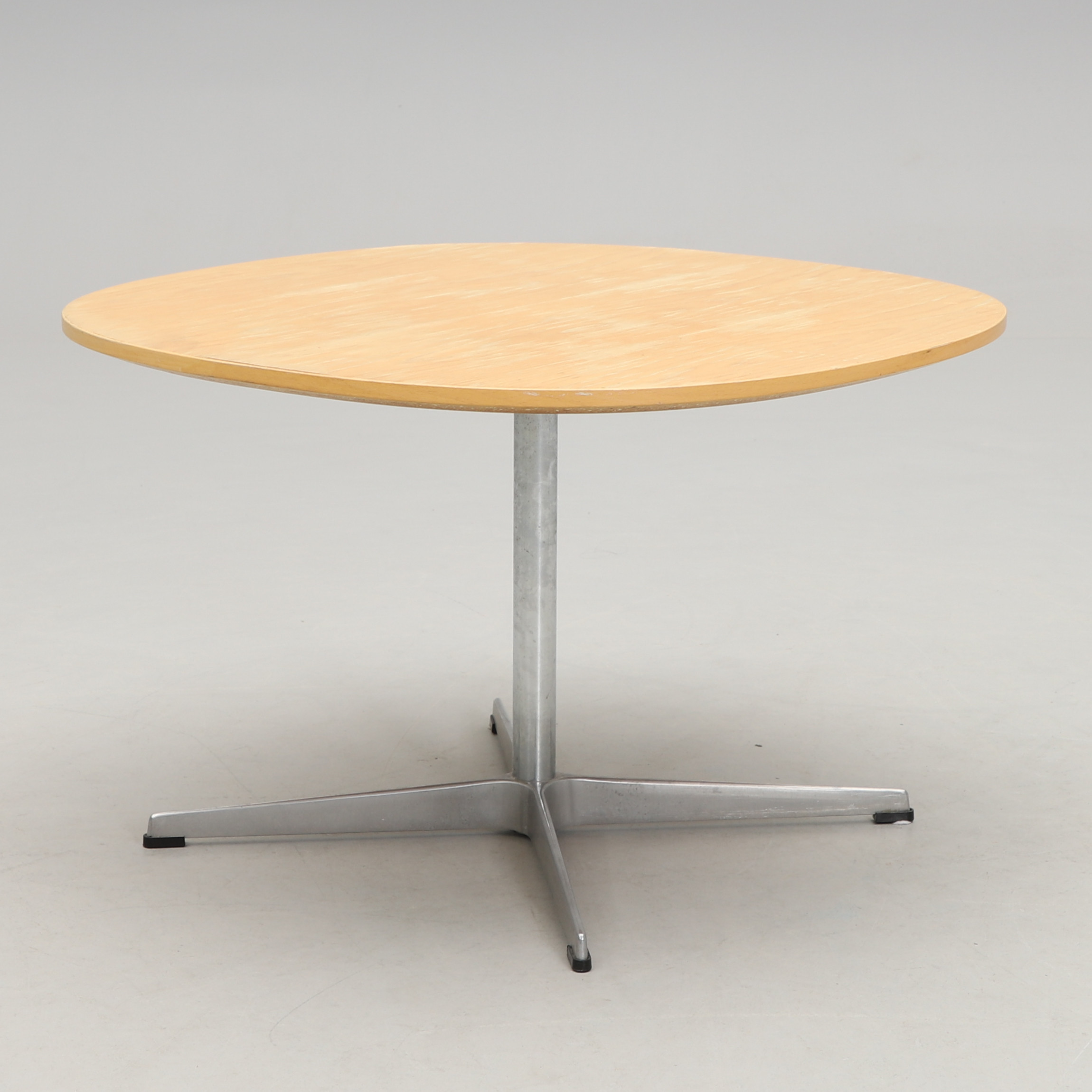 BRUNO MATHSSON & PIET HEIN. SOFFBORD, Fritz Hansen, 1983.