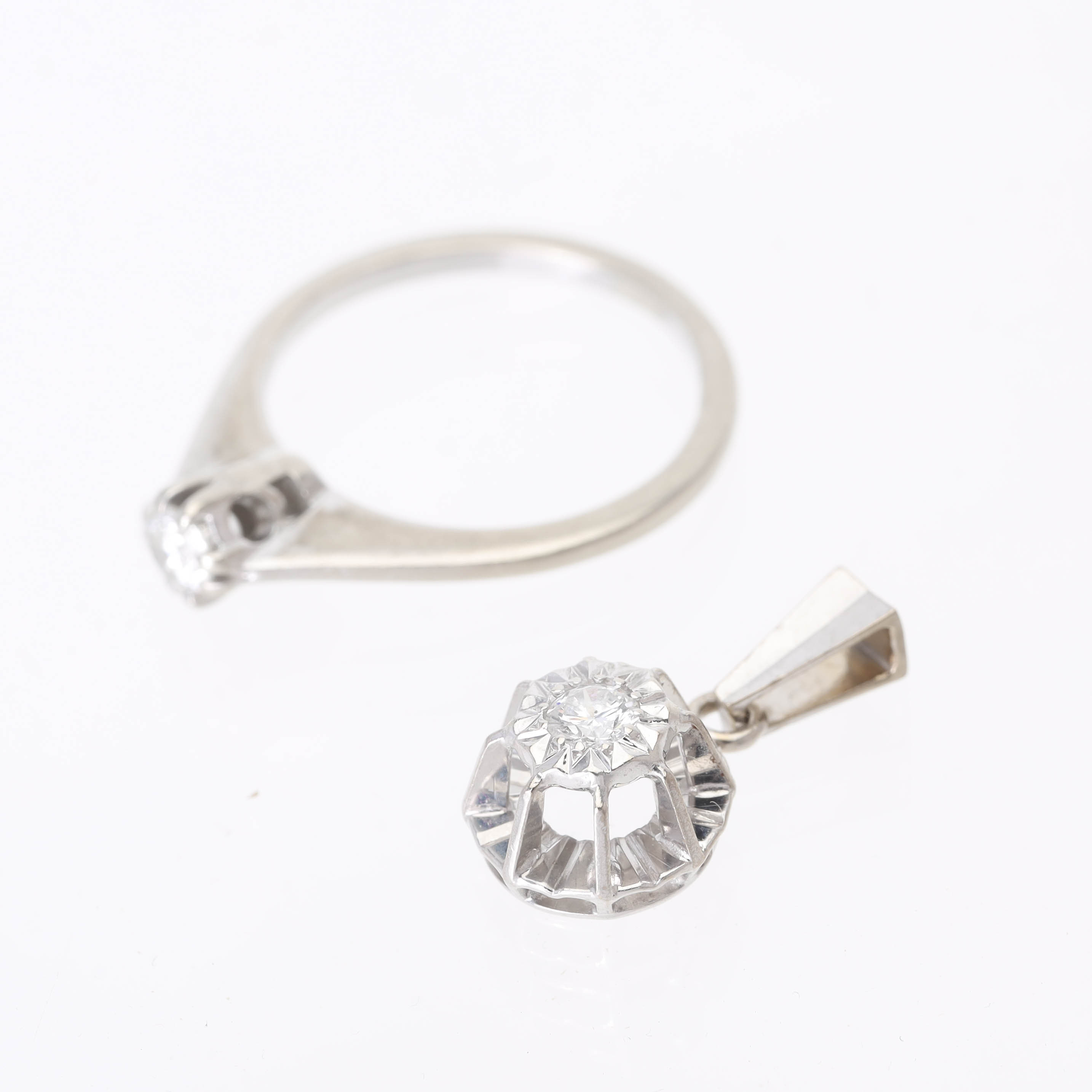 RING samt HÄNGE, 2 delar, 14 k vitguld, briljantslipade diamanter, totalt ca 0,35 ct.