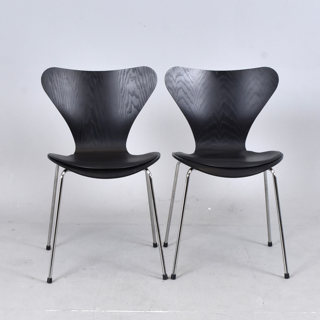 ARNE JACOBSEN. Stolar, 1 par, svärtat trä och krom med lösa dynor i svart läder, "Sjuan" modell 3107.
