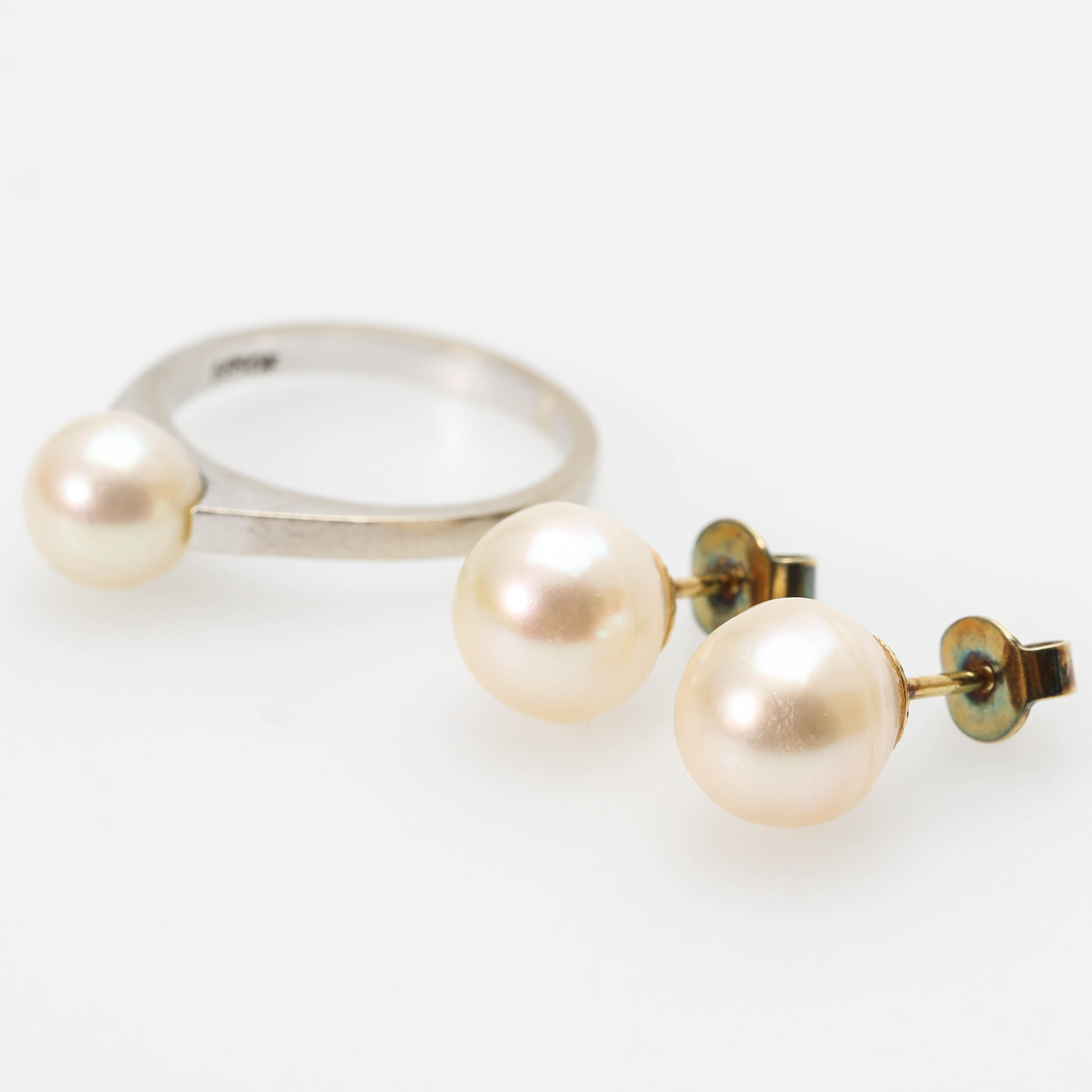 RING samt ÖRHÄNGEN, 2 delar, 14k guld, odlade pärlor.