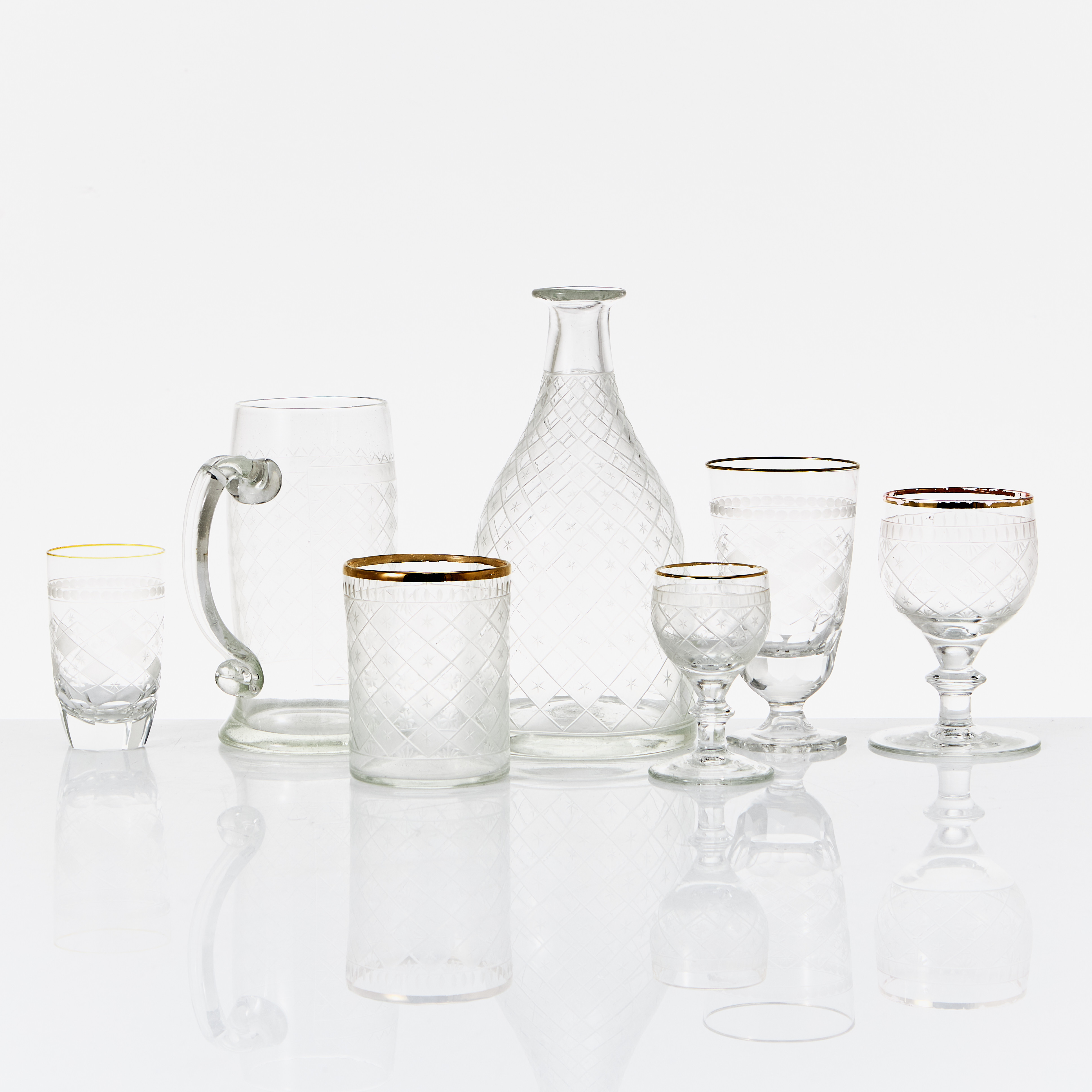 GLASSERVIS, 54 st, glas. med gravyr tillverkad efter modell från Casimirsborgs glasbruk i Sverige, slutet av 1700-talet.