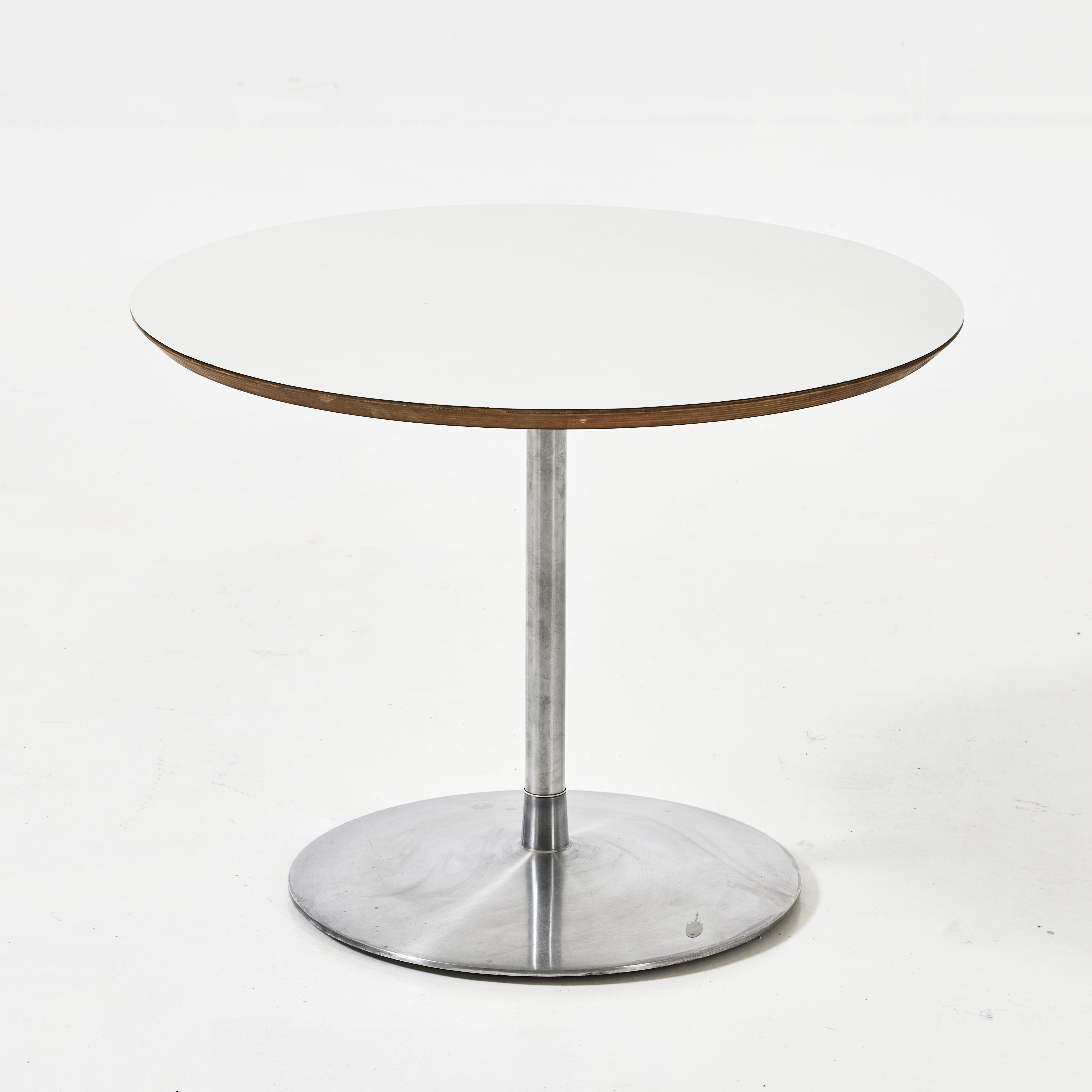 PIERRE PAULIN. Soffbord, på central pelarfot i metall, brickmärkt, Artifort.