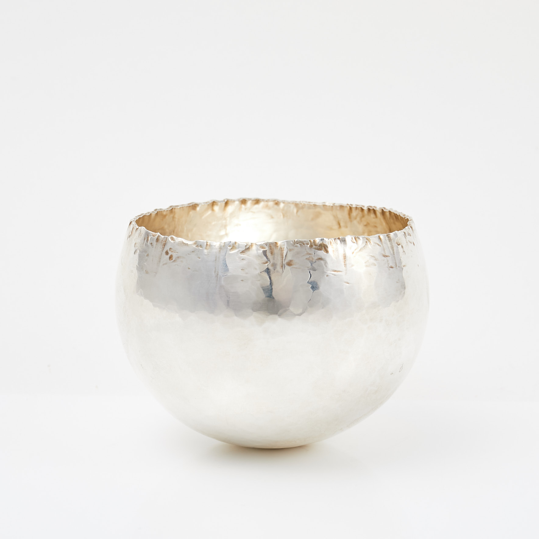 RAY URBAN. Skål, sterlingsilver, hamrad dekor, Stockholm, 1981.