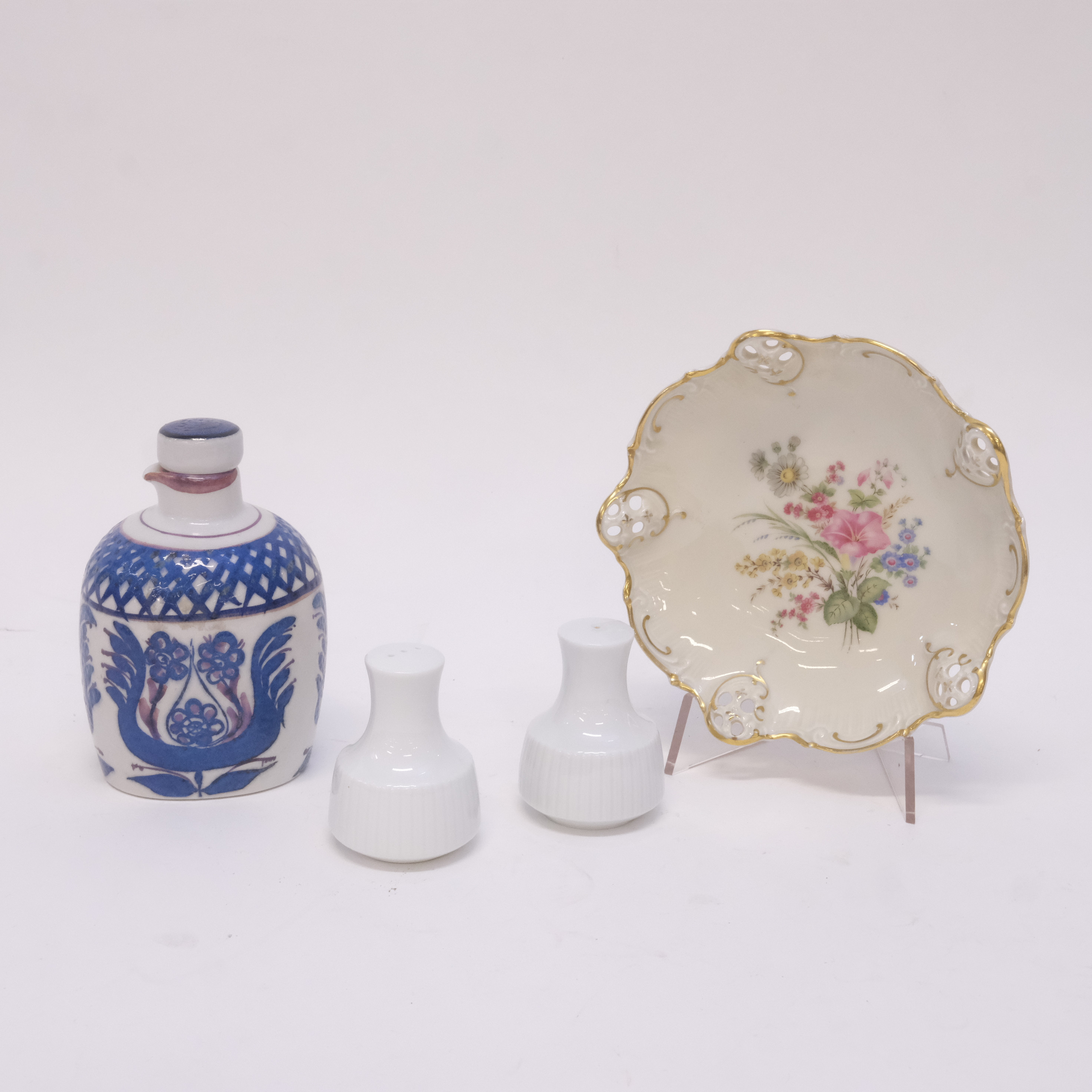 ROSENTHAL OCH ALUMINIA, FYRA PORSLINSFÖREMÅL.
