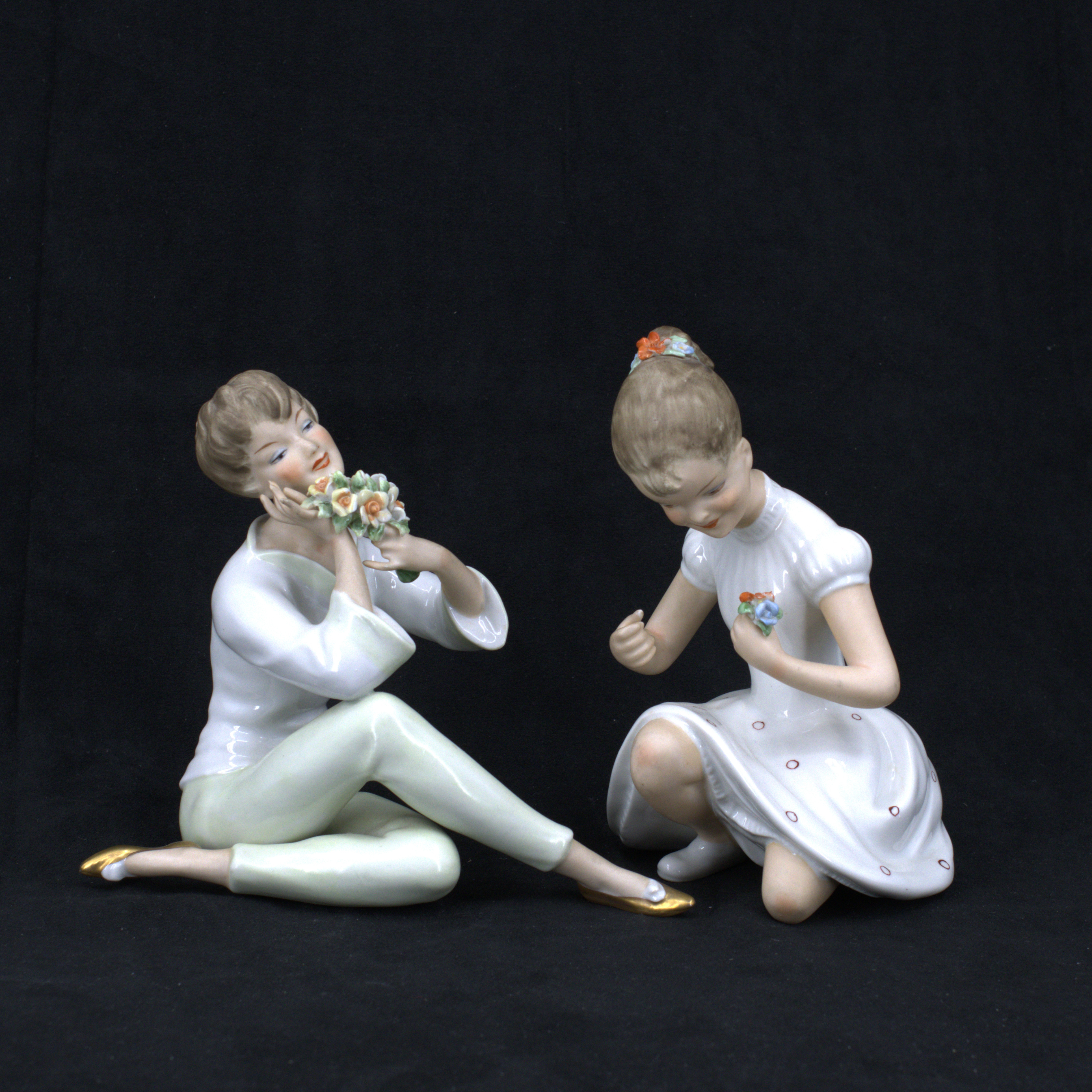 FIGURINER, 2 st, flickor med bukett, porslin, Wallendorf, Tyskland.