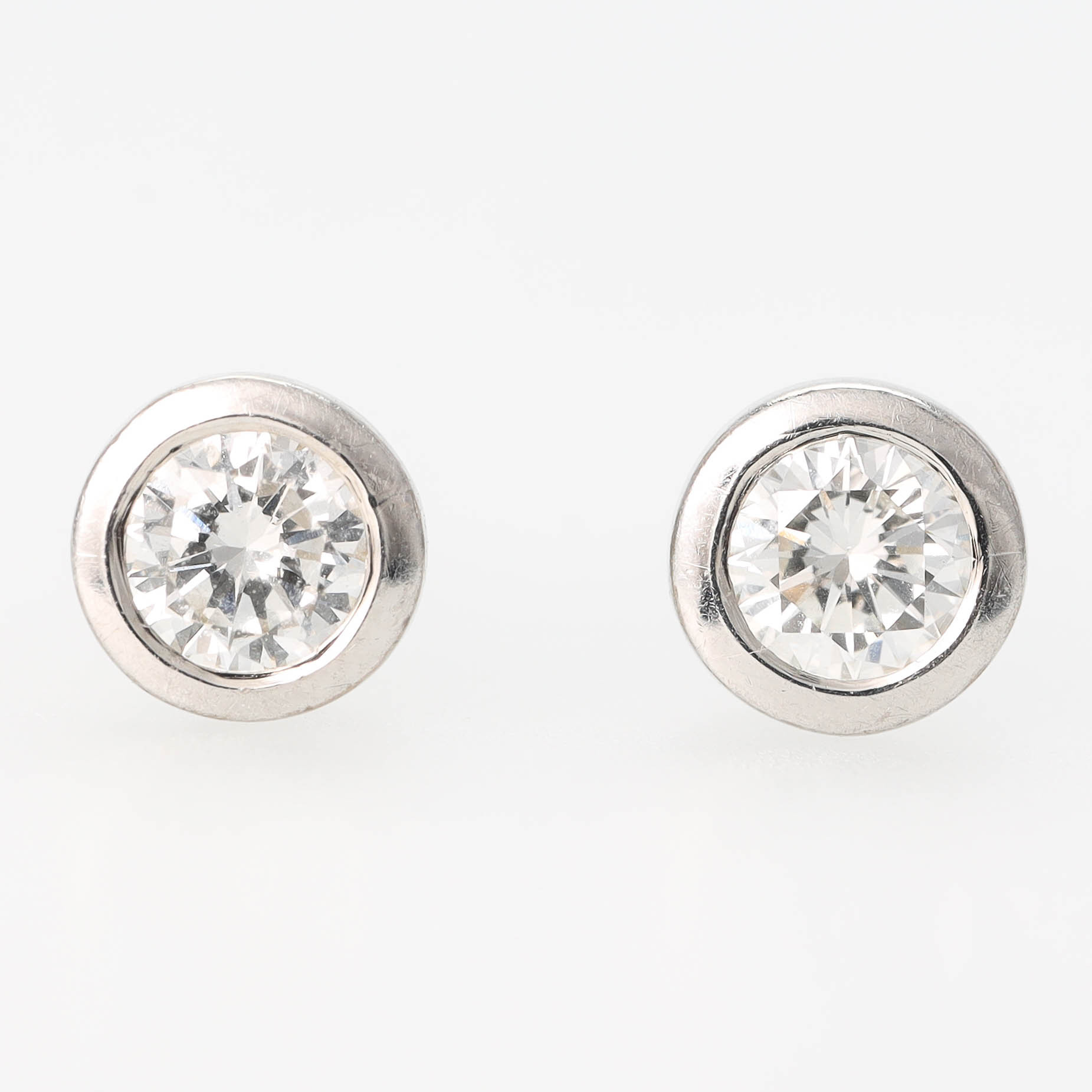 ÖRHÄNGEN, 1 par, 18 k vitguld, sargfattade briljantslipade diamanter, ca 0,24 ct.