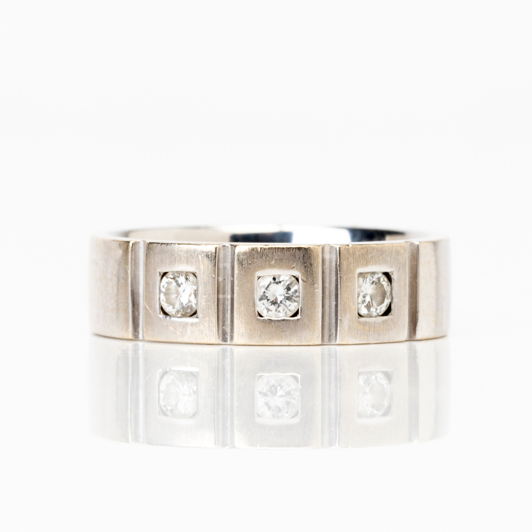 RING, 18K guld med tre briljantslipade diamanter om ca 0,30ctw, Strömdahl AB, 2000-tal.