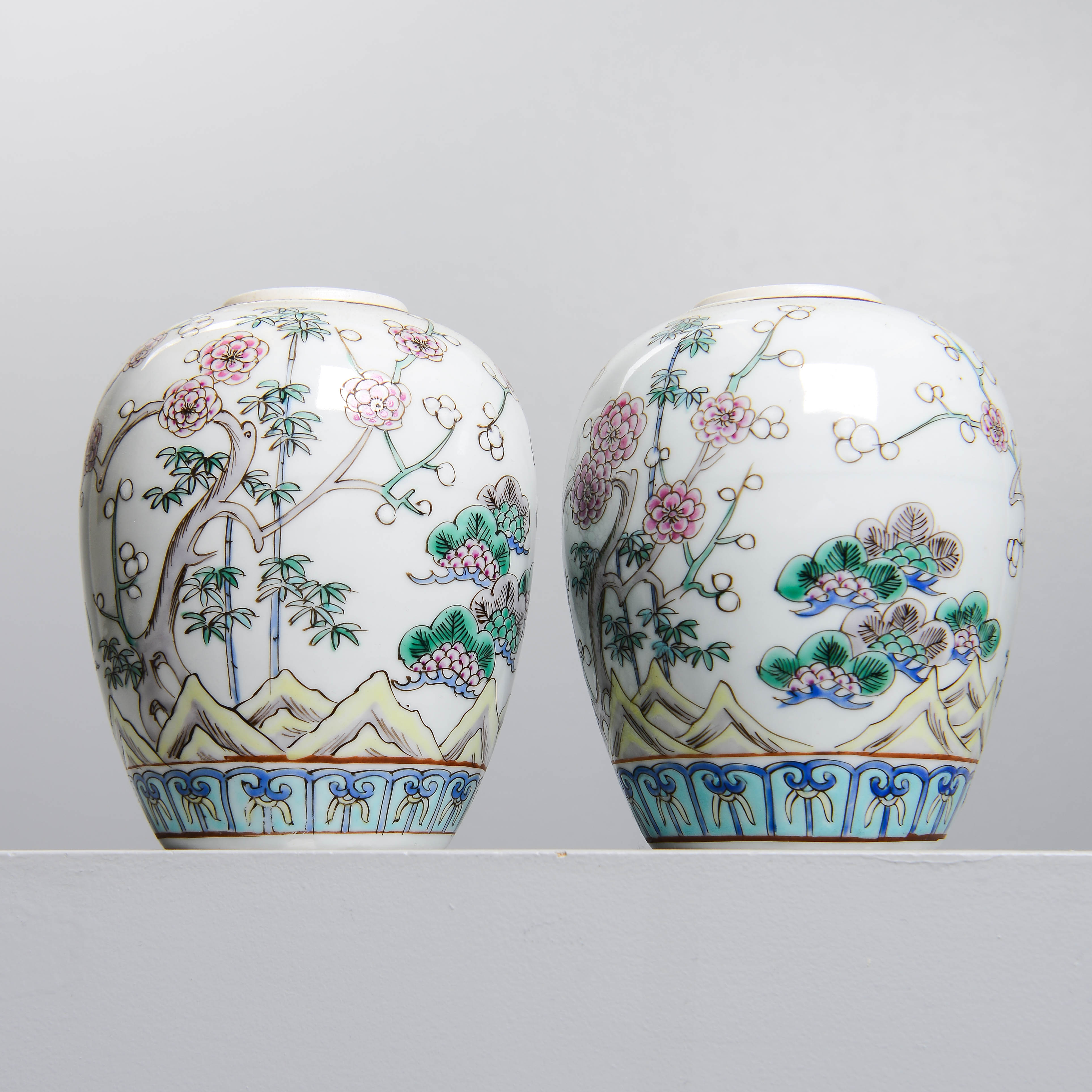 URNOR, ett par, Famille Rose, Kina, 1800/1900-ta.