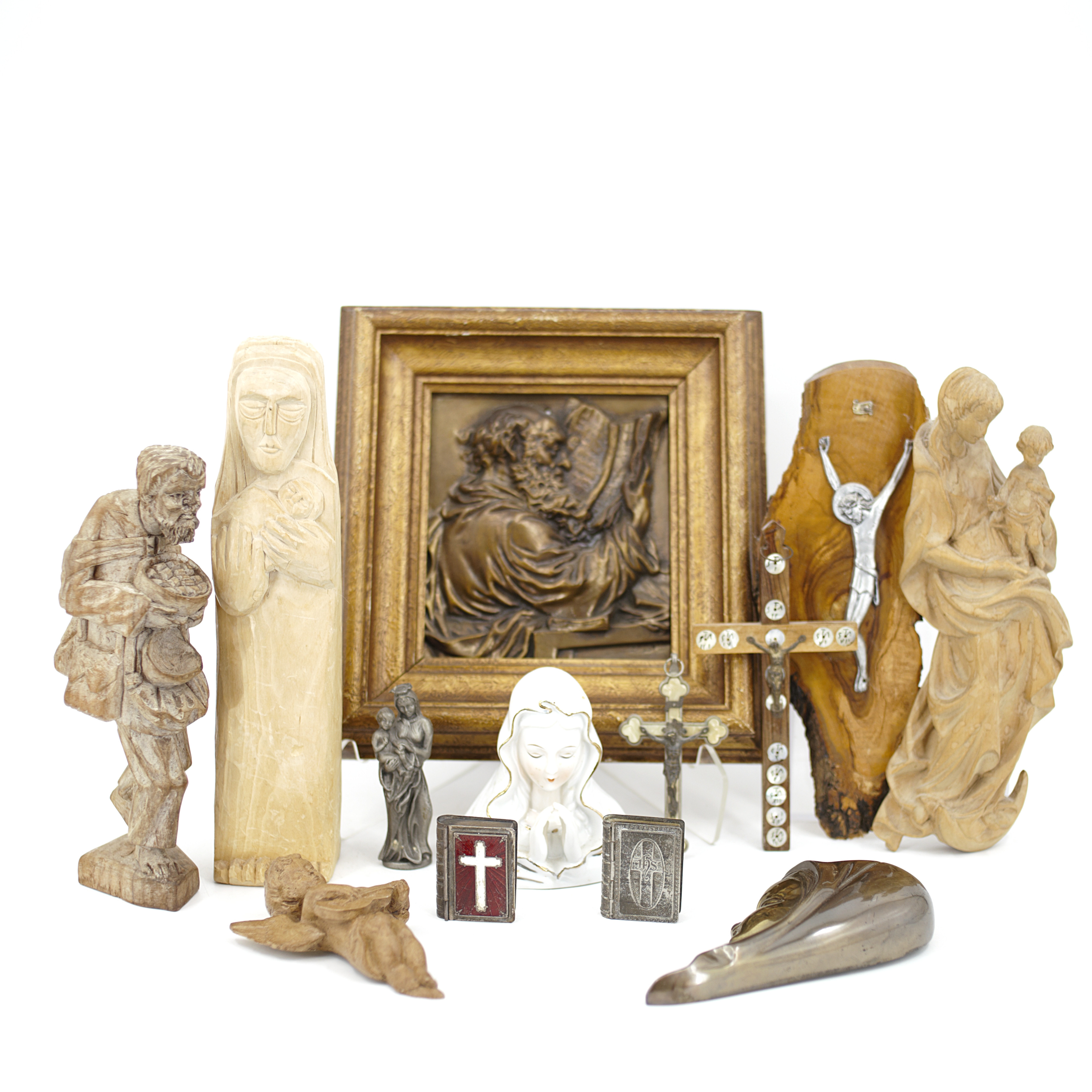 FIGURINER, VÄGGPLAKETT och KRUCIFIX, 13 delar, trä, mässing, porslin, 1900-tal.