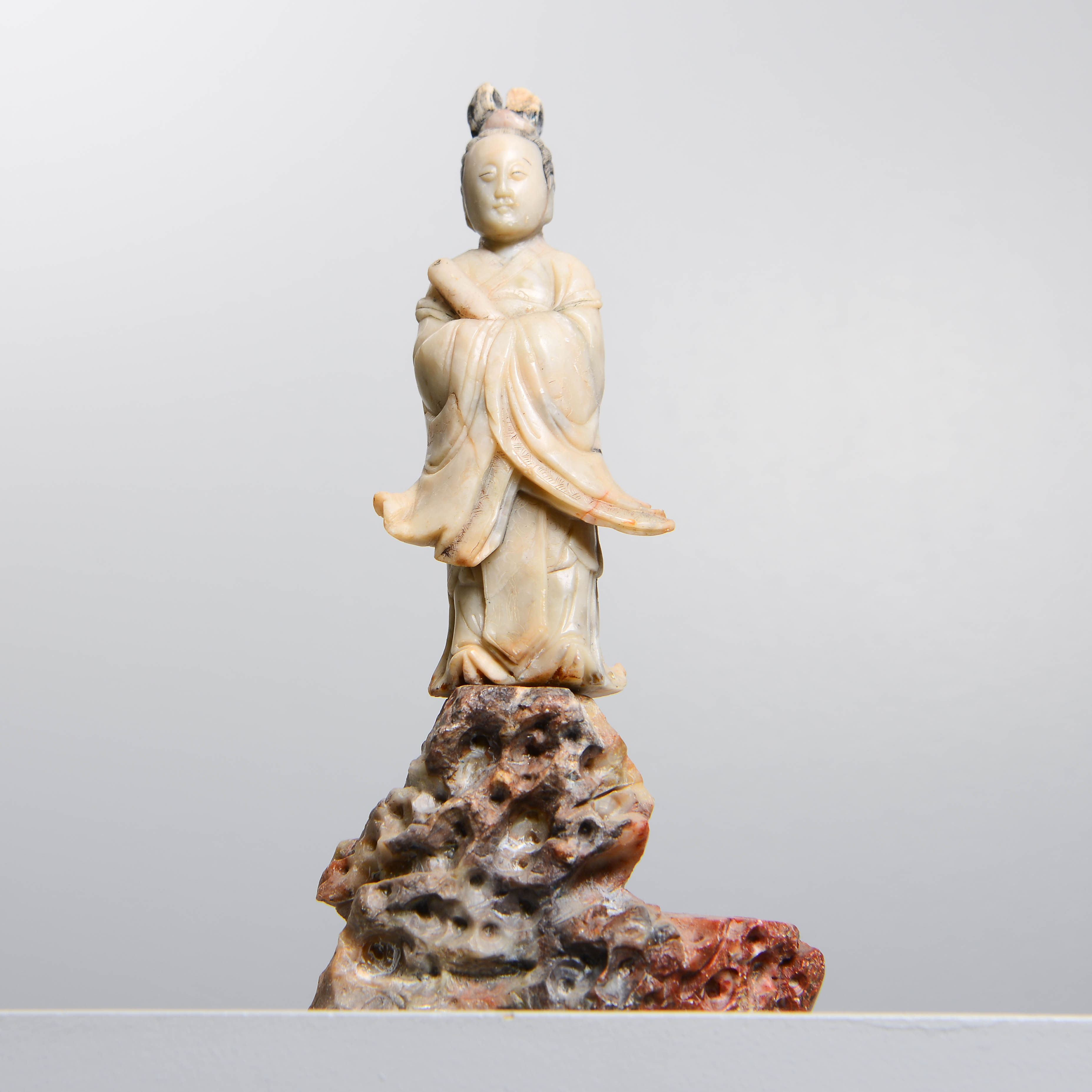 FIGURIN, "Guanyin", troligen soapstone, Kina.