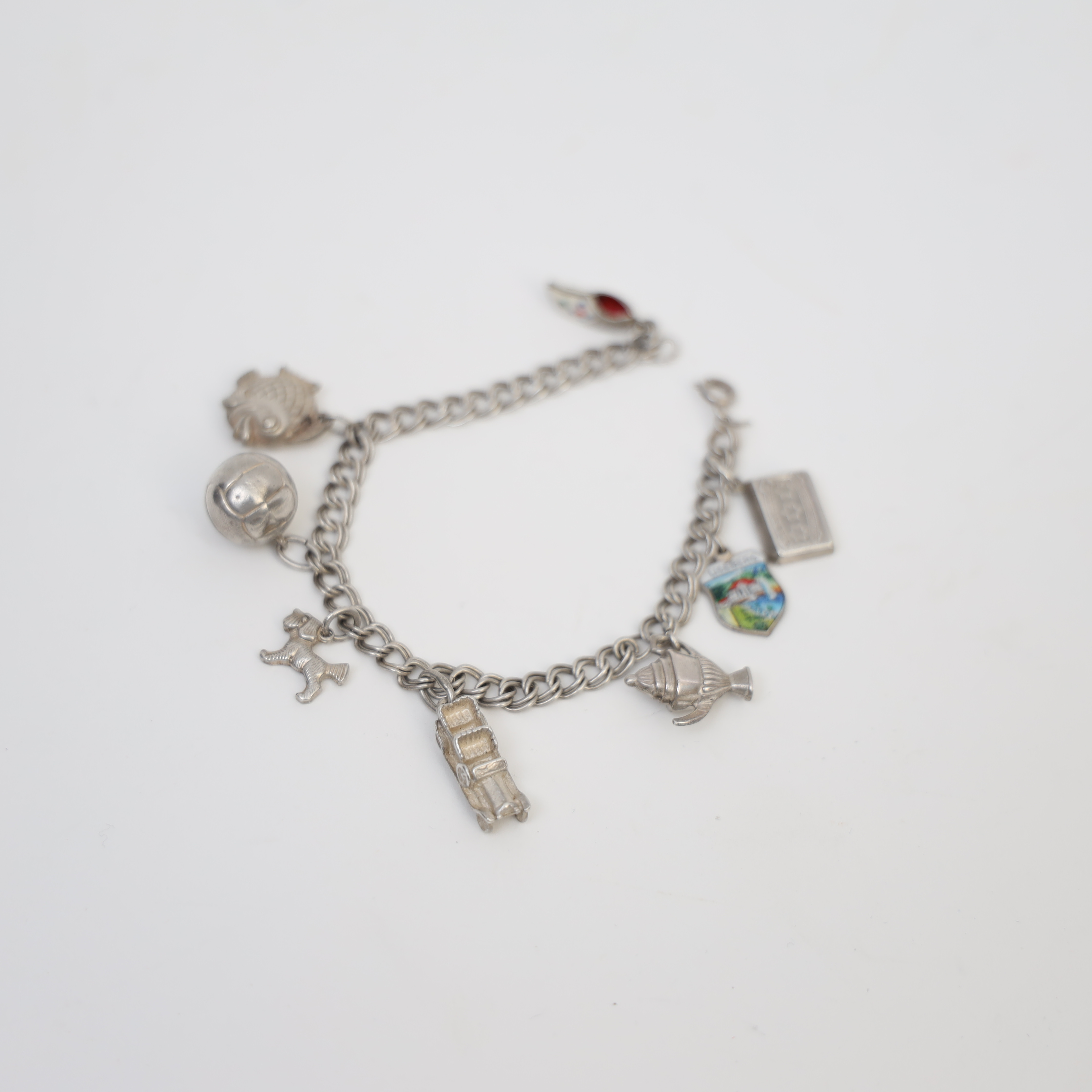 ARMBAND, silver, behängd med berlocker.