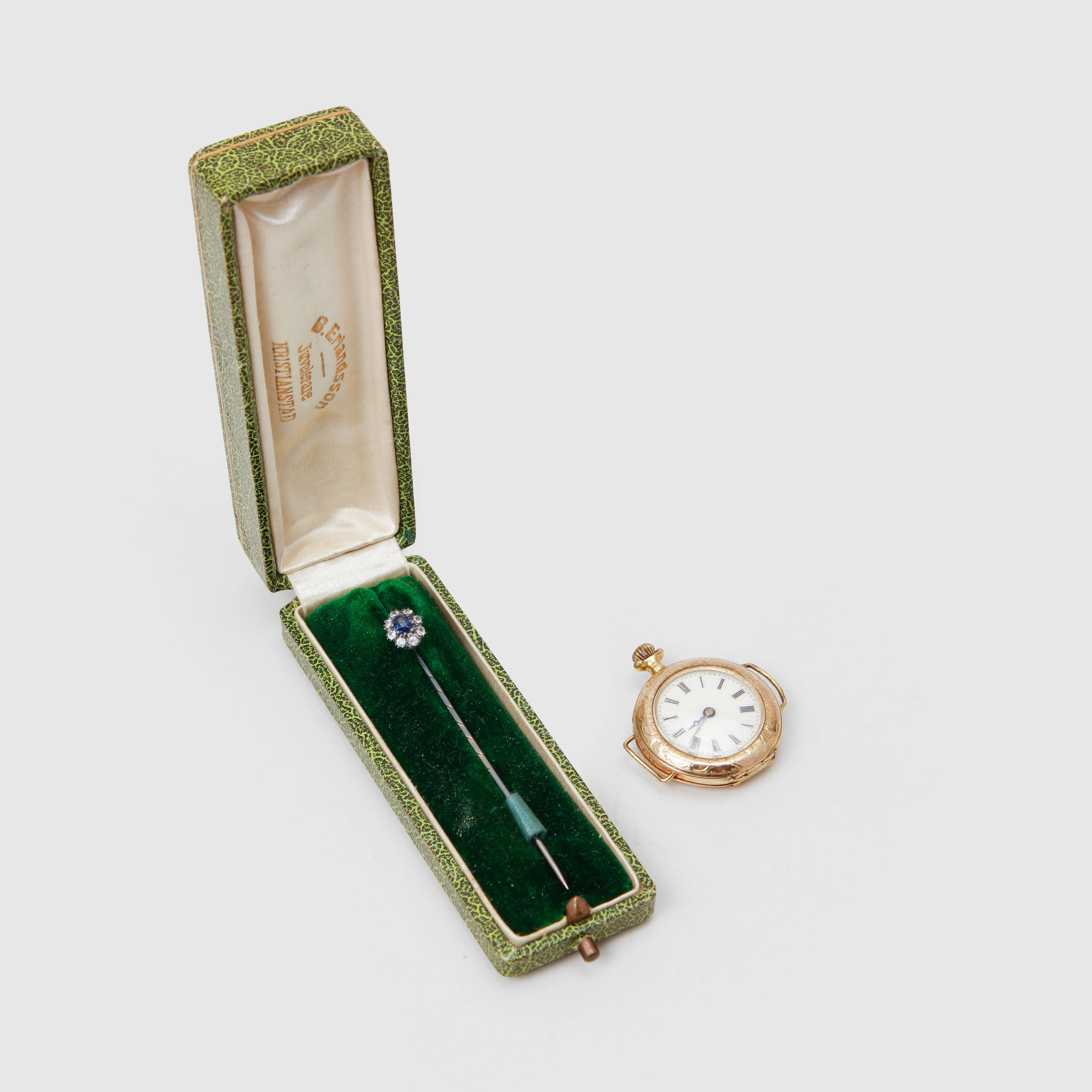 KRAVATTNÅL, 18k guld samt syntetiska stenar. FICKUR/ARMBANDSUR, delar av boett i 14k guld.