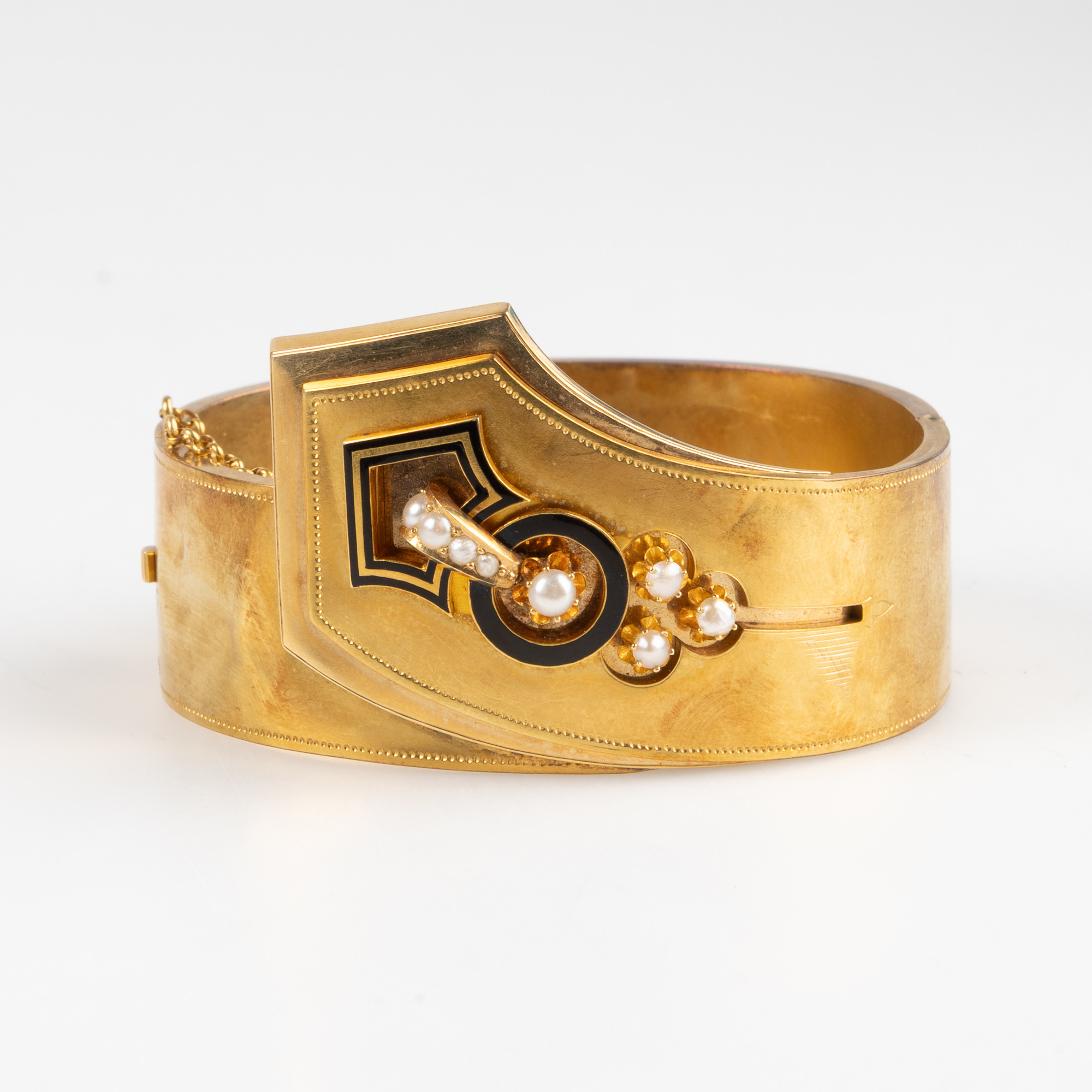 ARMRING, 18K guld med svart emalj och odlade pärlor, Gustav Dahlgren & Co, Malmö.