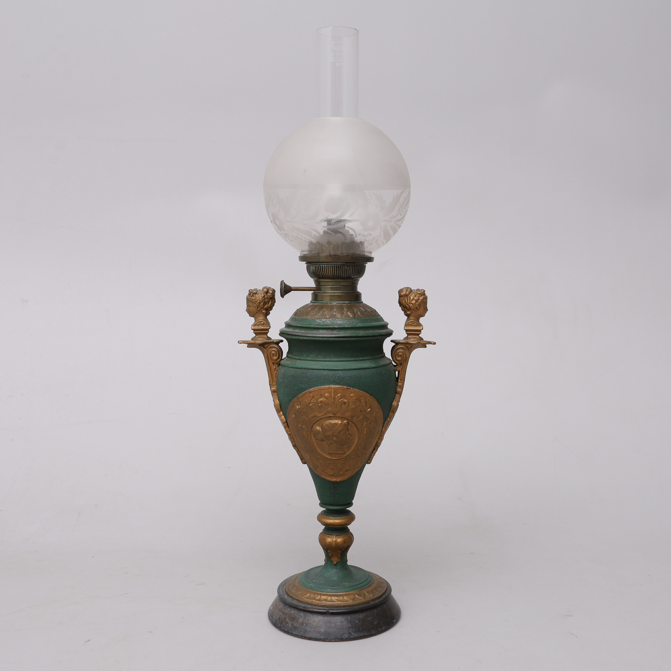 BORDSFOTOGENLAMPA, EMPIRESTIL, bemålad spelter och glas. 1800-talets slut.