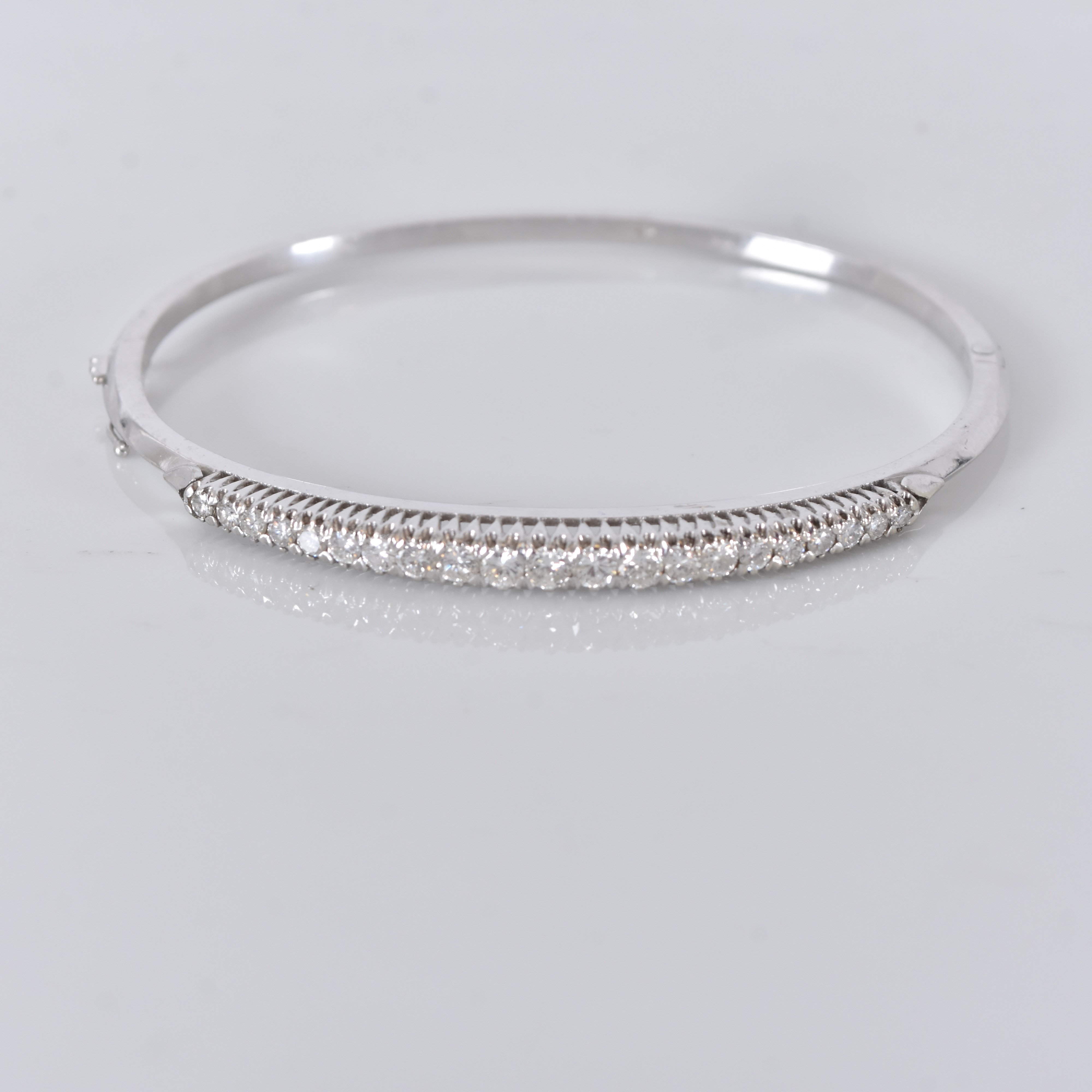 ARMRING, 18 karat vitguld med 21 briljantslipade diamanter om totalt 1,21 carat enligt gravyr.