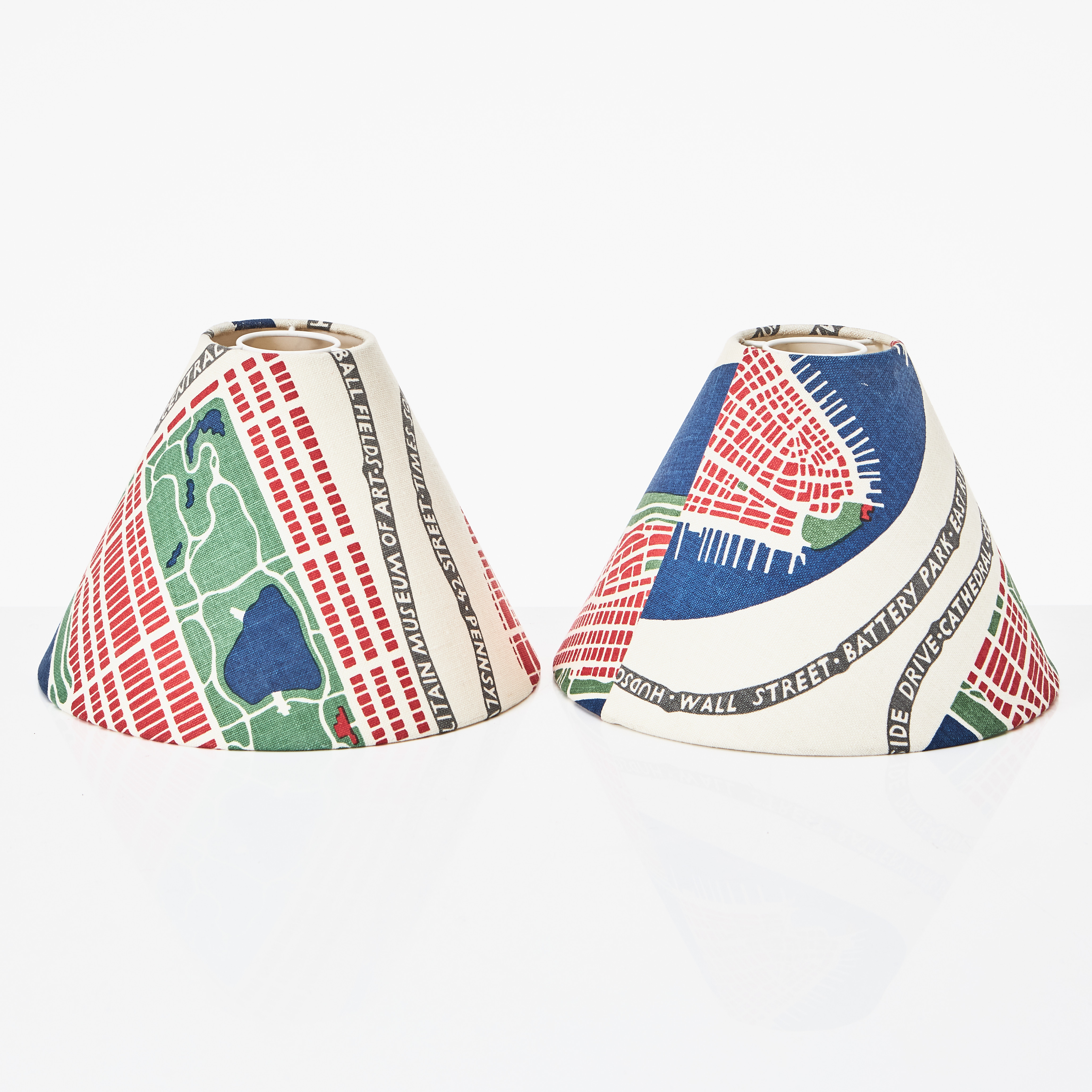 FIRMA SVENSKT TENN. Lampskärmar, 2 stycken, klädda i Josef Franks textil "Manhattan".