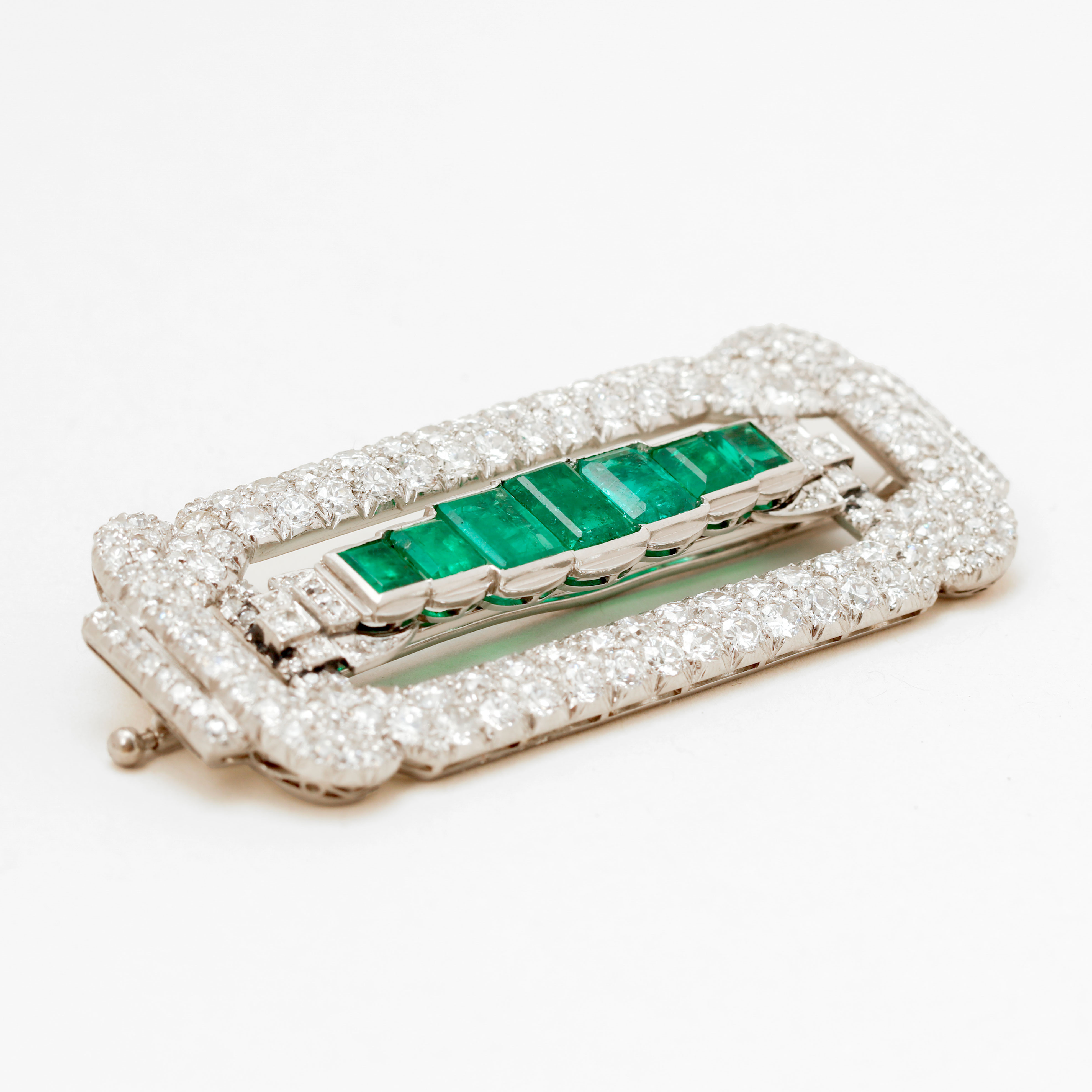 BROSCH, art deco, platina, 188 st gammal- och rosenslipade diamanter, största 48 stenarna ca 5ct tillsammans, 7 smaragdslipade smargader, Hugo Strömdahl, Stockholm, 1938.