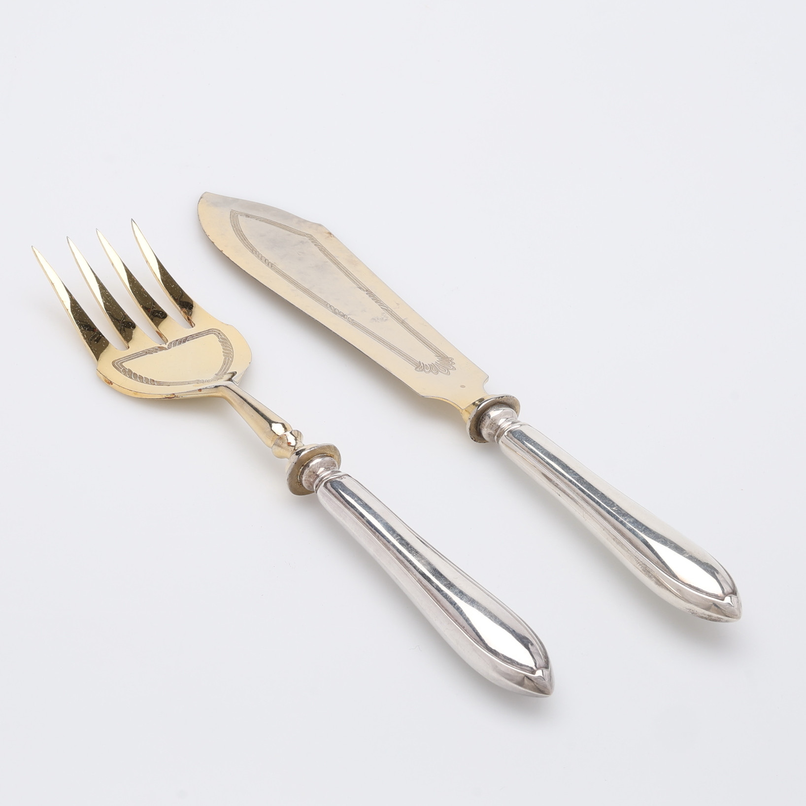 SERVERINGSBESTICK FÖR FISK, TVÅ DELAR, SILVER & METALL.