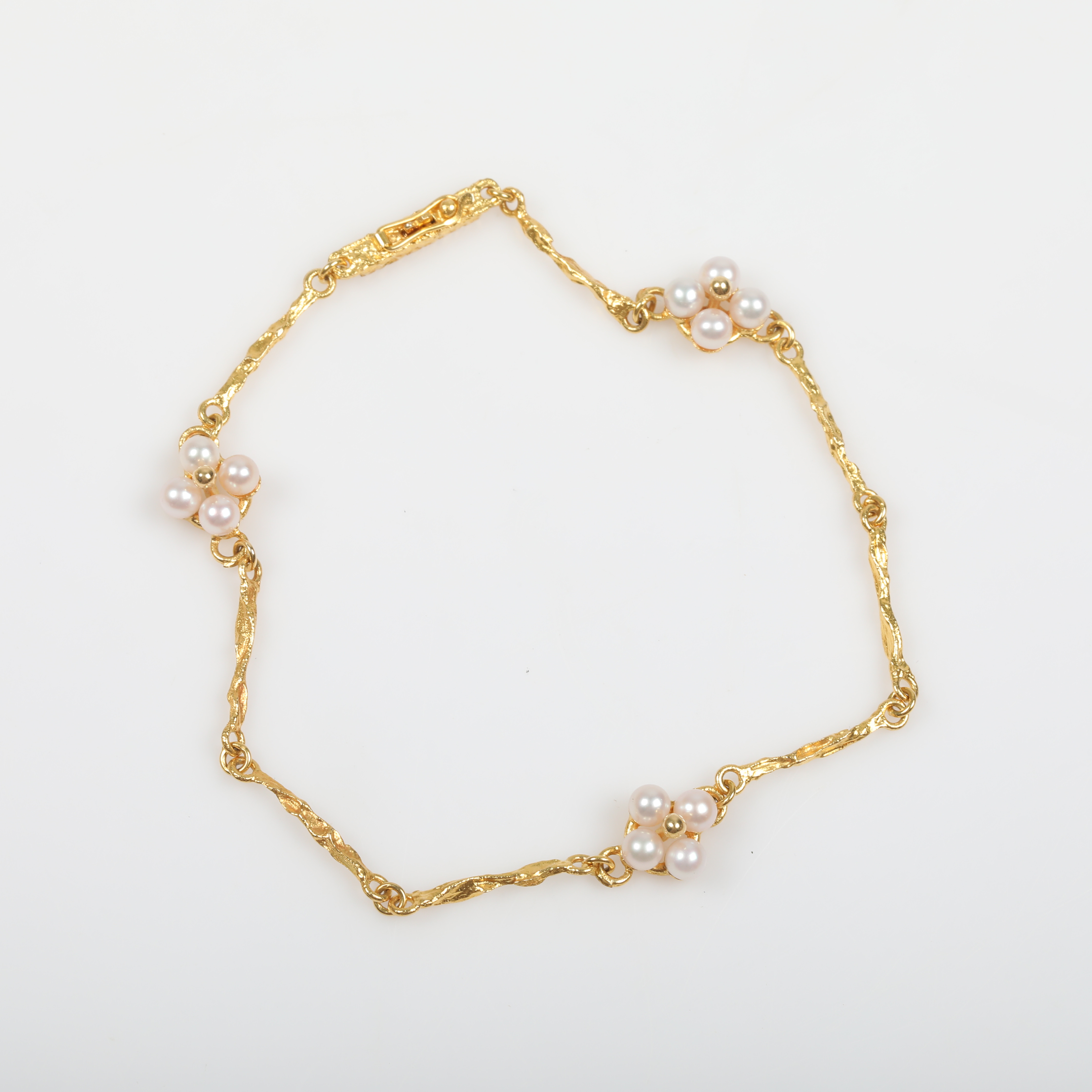BJÖRN WECKSTRÖM. Armband, "Pearlflower", 18 K guld med odlade pärlor, Lapponia, Finland, 2000.