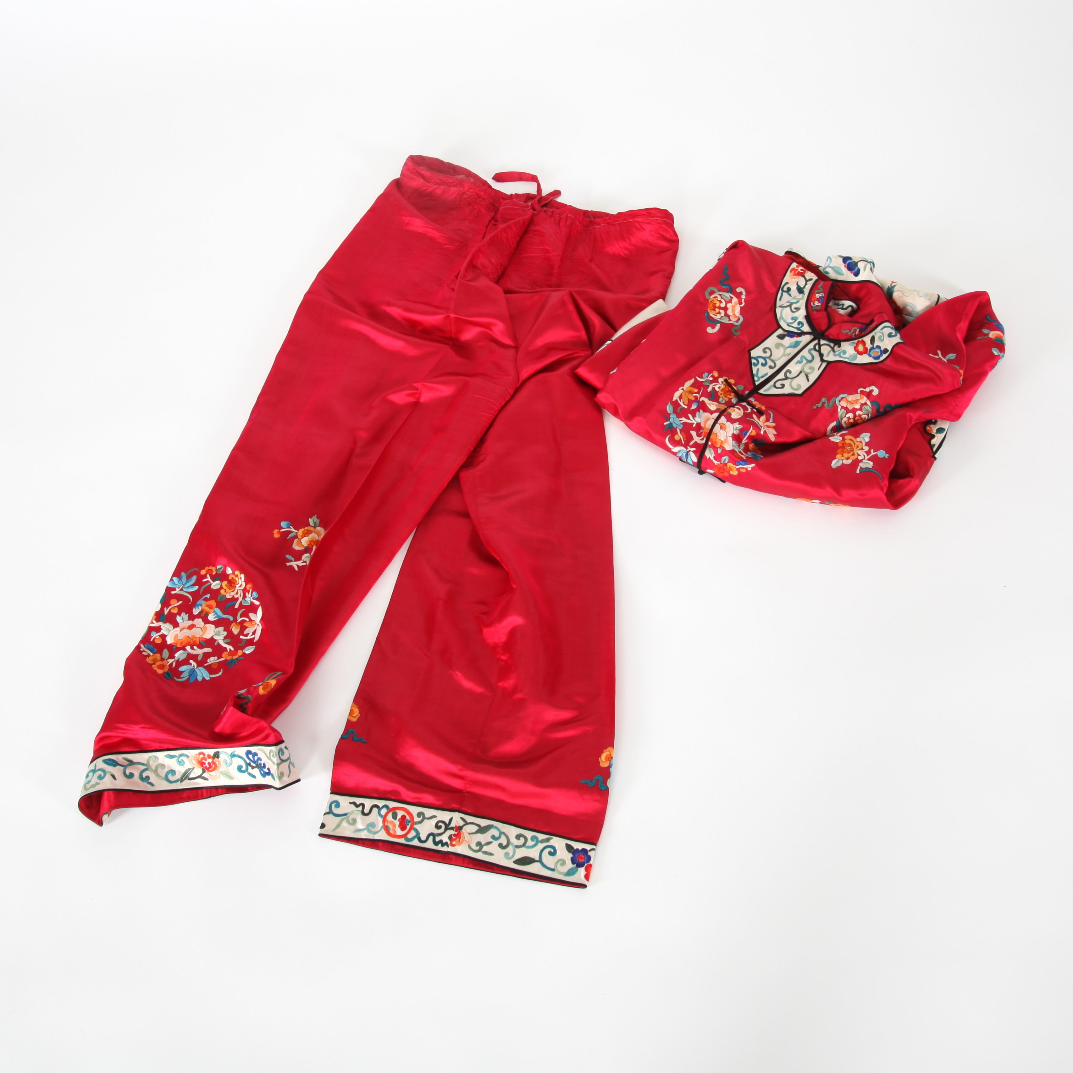 SIDENDRÄKT, 2-delad, handsydd med broderier, Kina 1900-talets andra hälft.