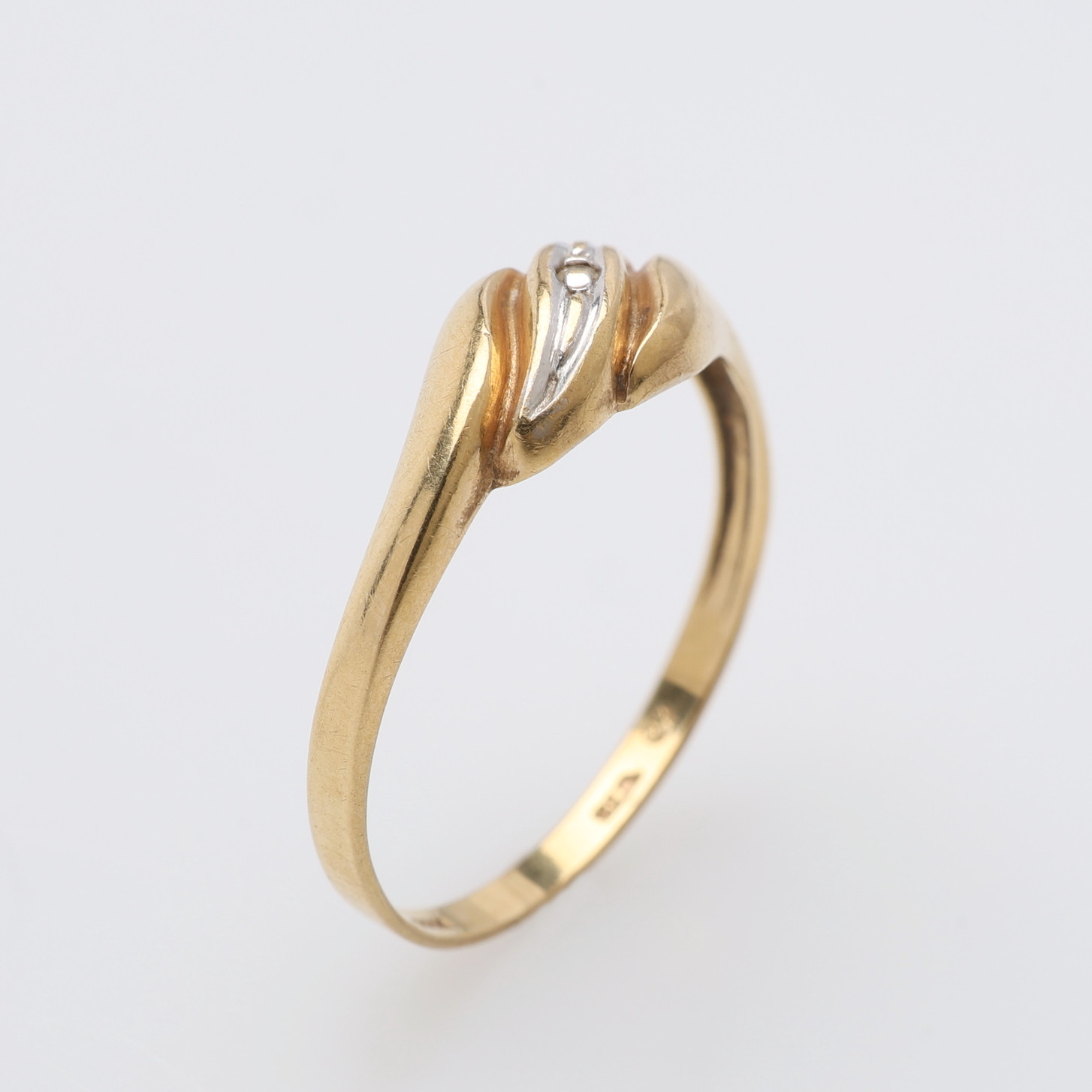 RING, 18K GULD & LITEN BRILJANT OM CA 0,003 CT ENLIGT GRAVYR, TOTALVIKT CIRKA 1,1 GRAM.