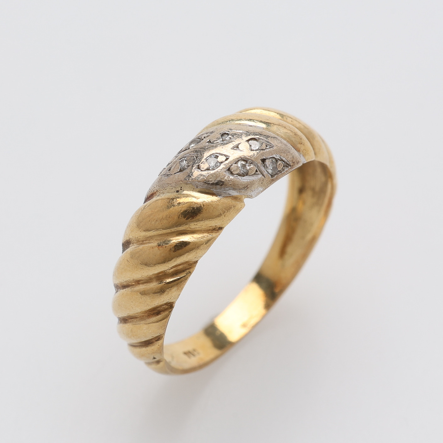 RING, 18K GULD & SMÅ DIAMANTER, TOTALT CIRKA 2,9 GRAM.