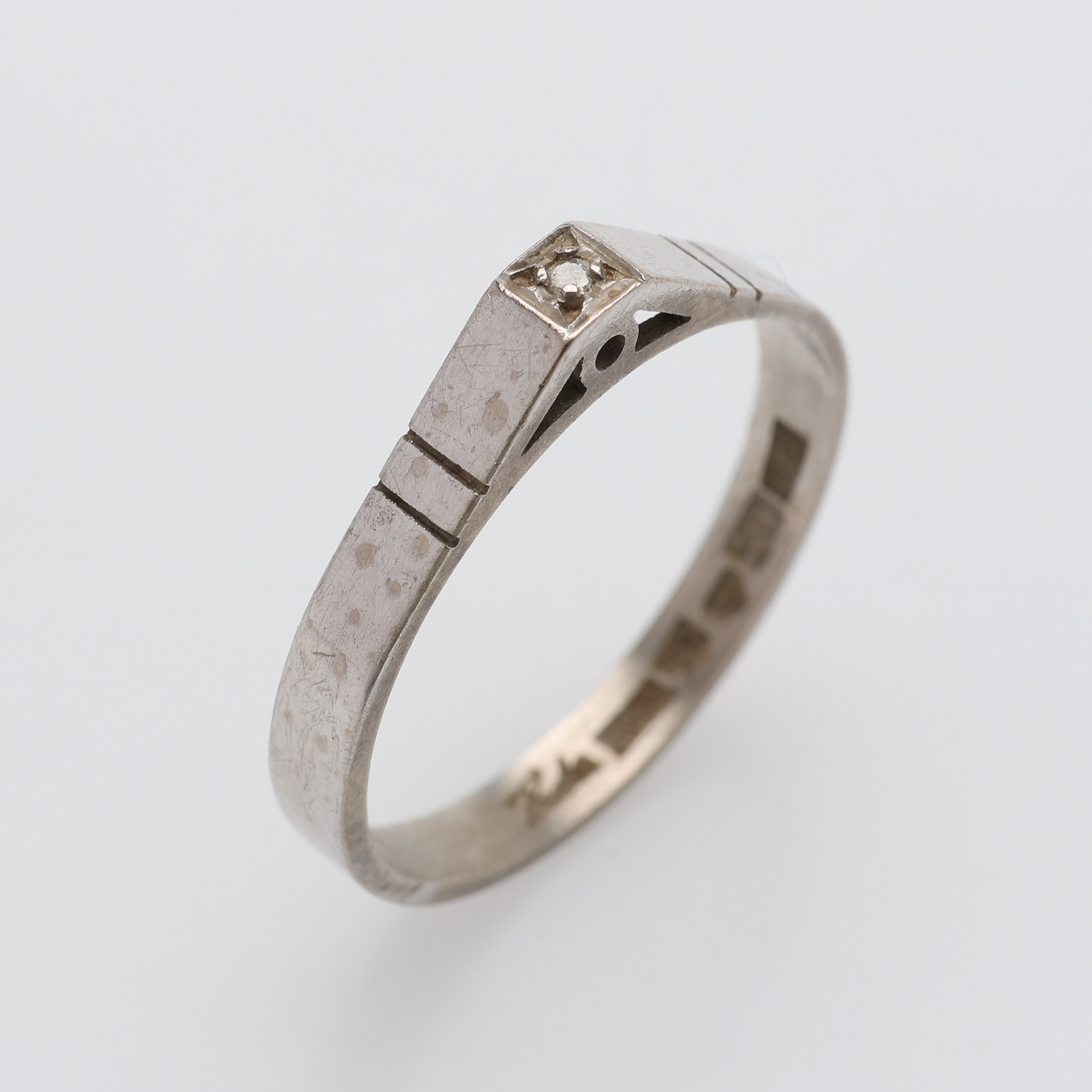RING, 18K VITGULD MED LITEN BRILJANT, TOTALT CIRKA 2,7 GRAM.