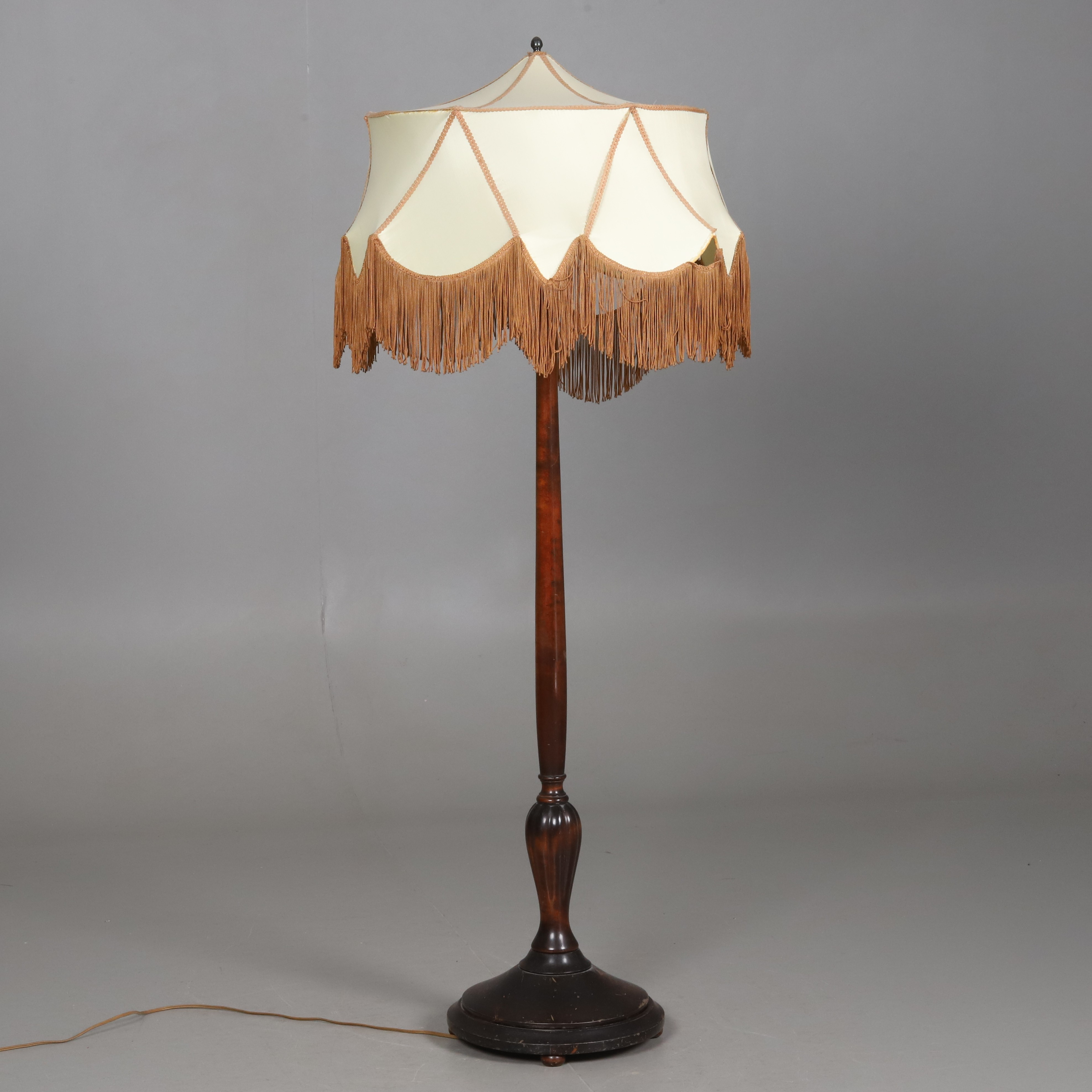 GOLVLAMPA. Trä, två ljuspunkter, omkring 1940-tal.