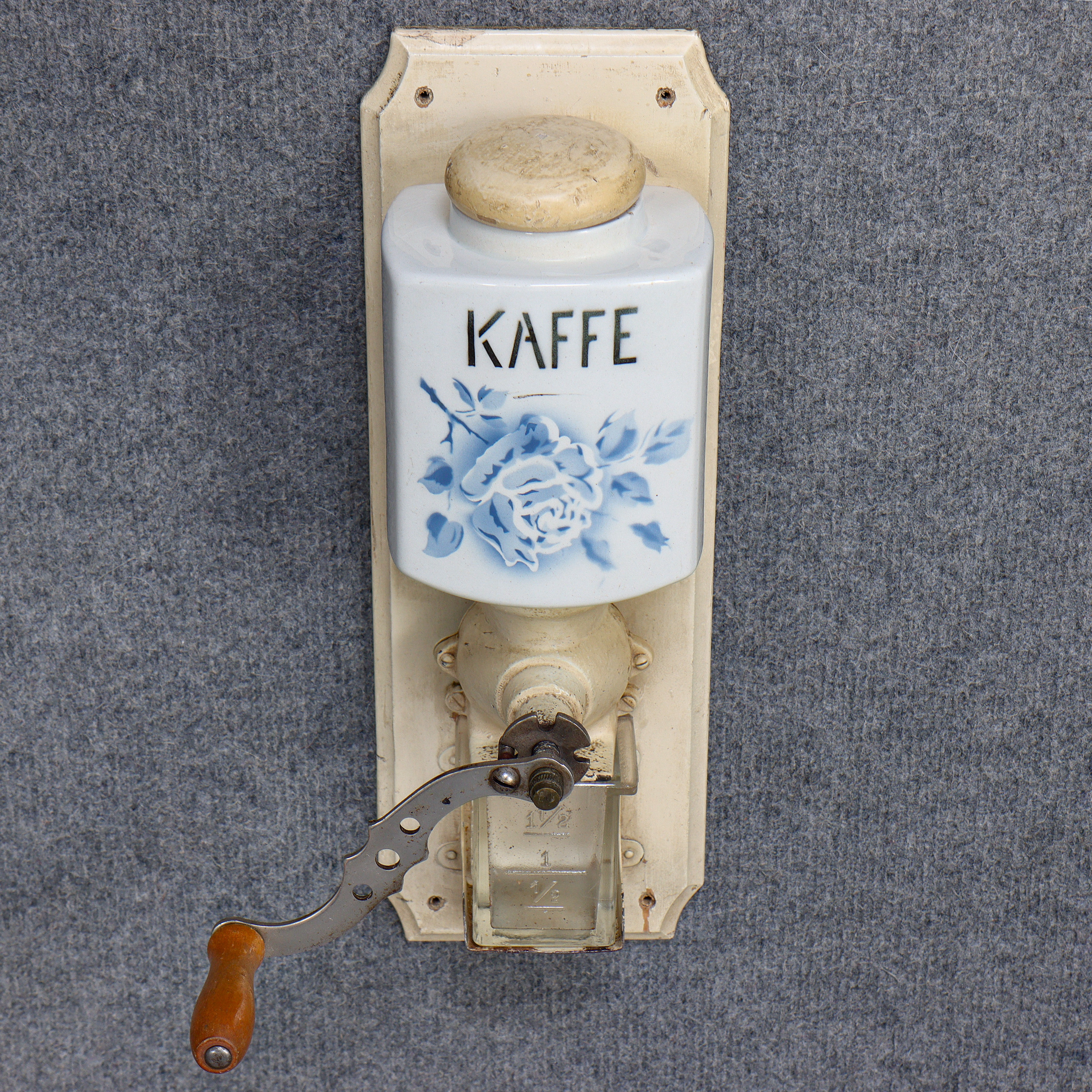VÄGGMONTERAD KAFFEKVARN, PORSLIN, 1900-TAL.