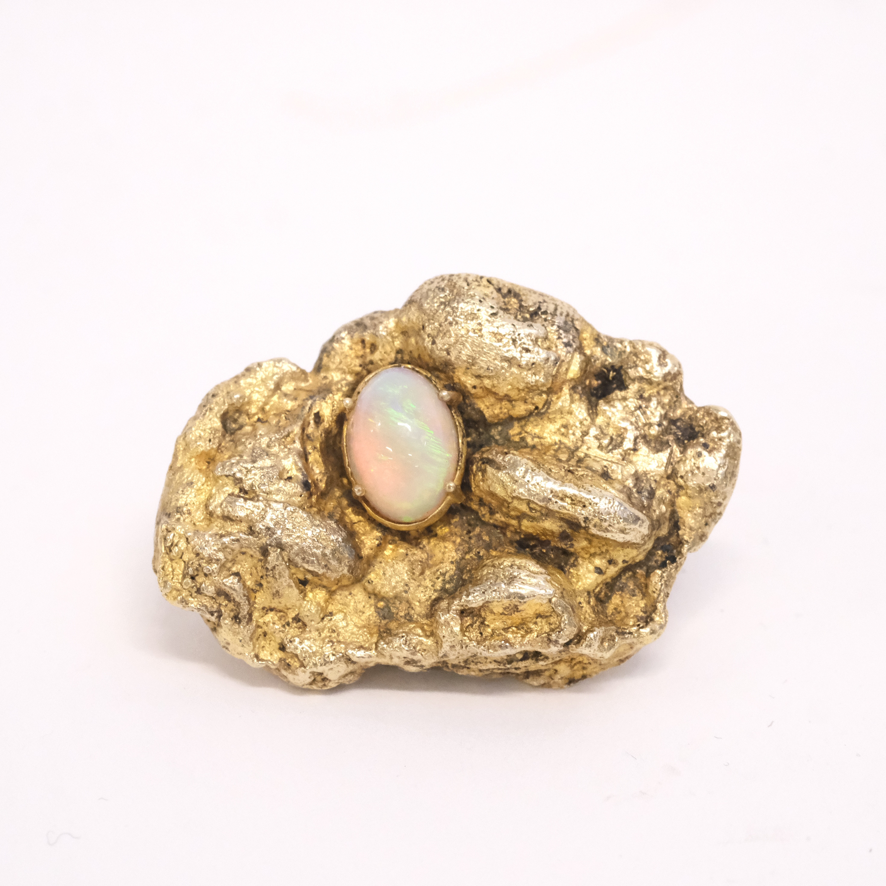 BIRGITTA HÄGGBOM-ERHARDT. BROSCH MED OPAL, FÖRGYLLT SILVER, LINKÖPING 1985.