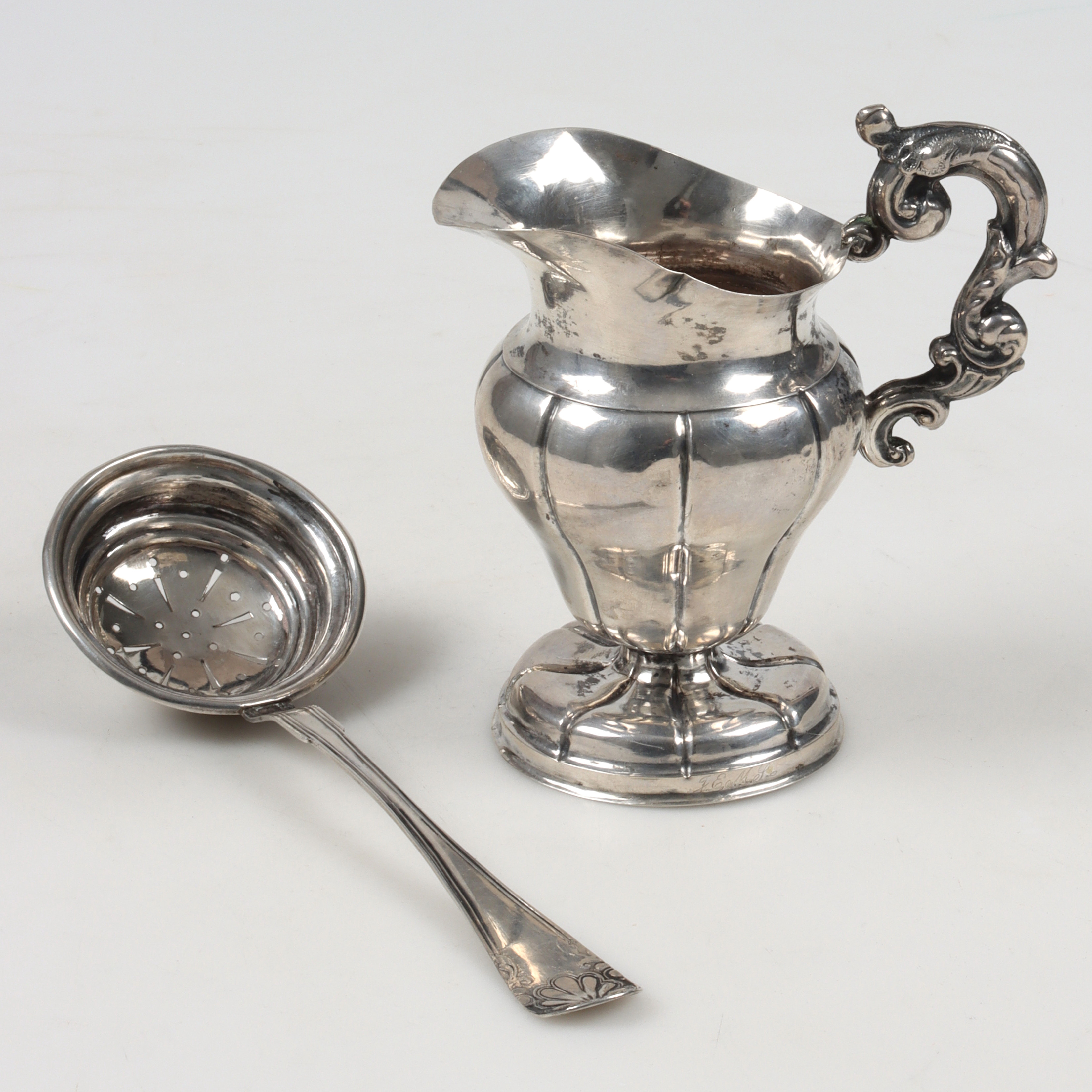GRÄDDKANNA och STRÖARE, 2 delar silver, Nils Johan Åström, Sundsvall, 1847.