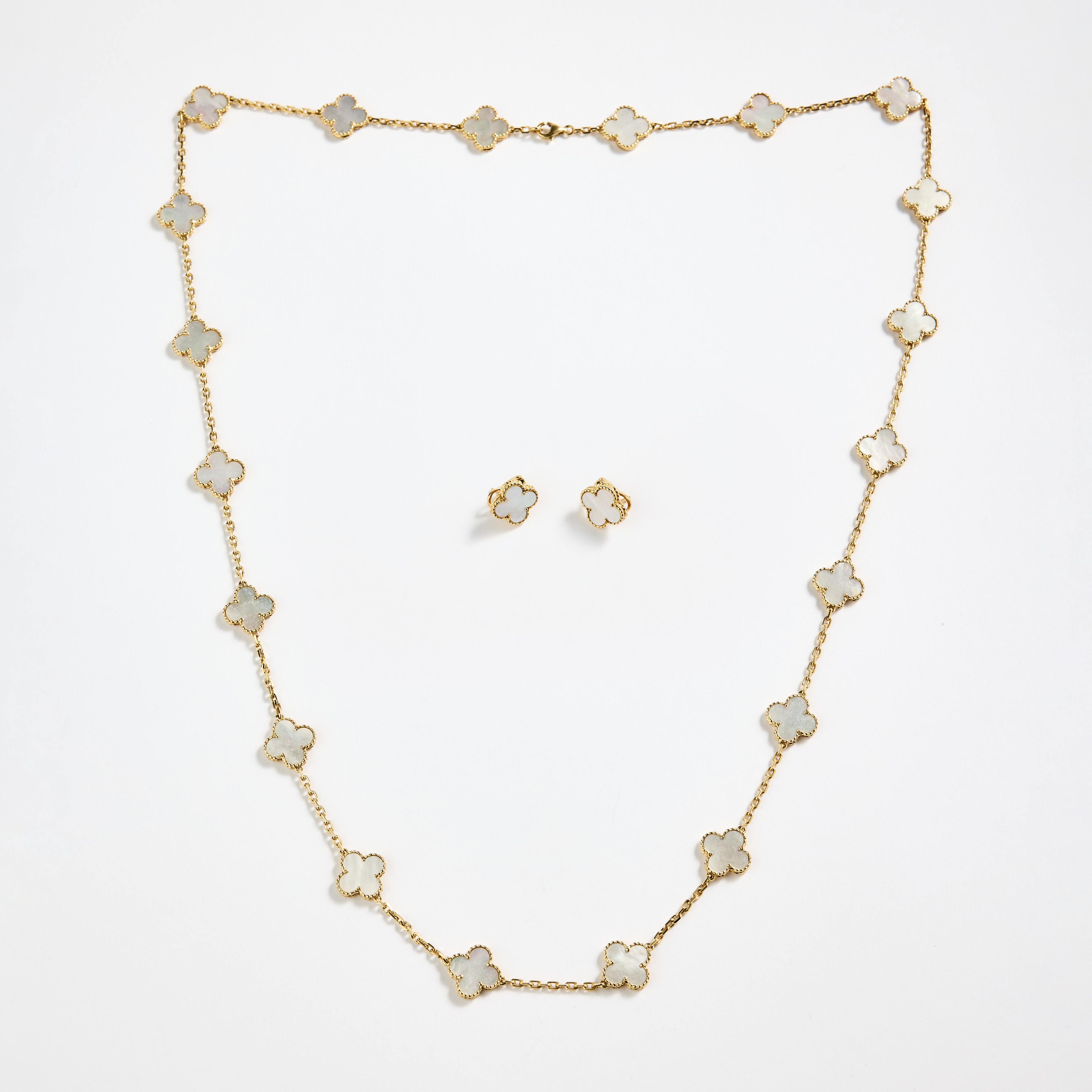 VAN CLEEF & ARPELS. Collier och örhängen, ett par, "Vintage Alhambra, 18K guld och pärlemor, Paris.