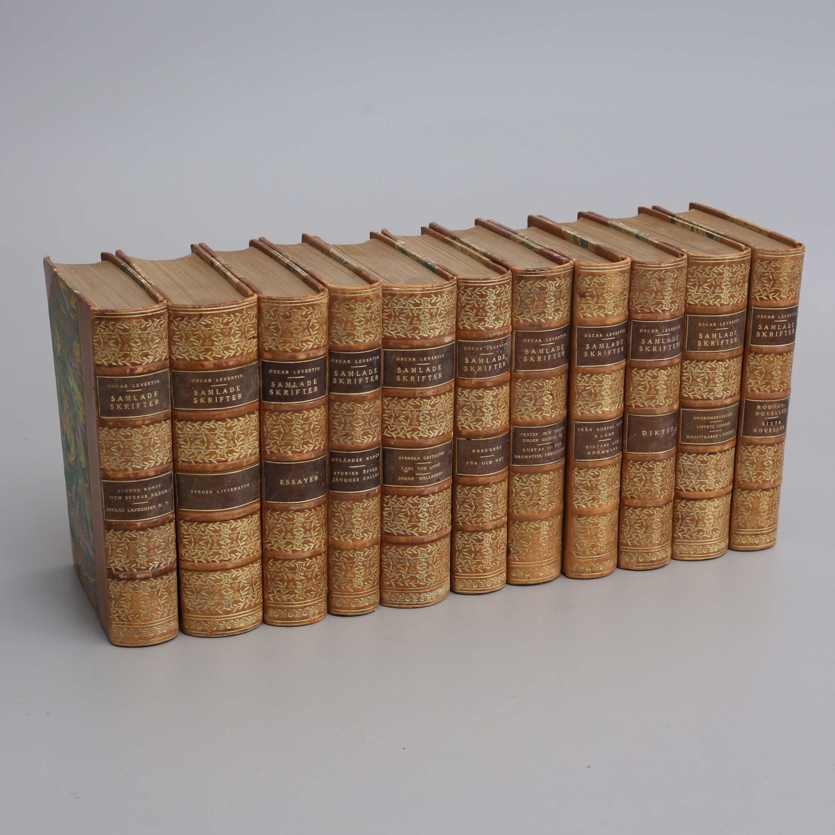 BÖCKER, 11 halvfranska band med gulddekor, Samlade skrifter av Oscar Levertin, svensk litteratur, Albert Bonniers förlag, tidigt 1900-tal.